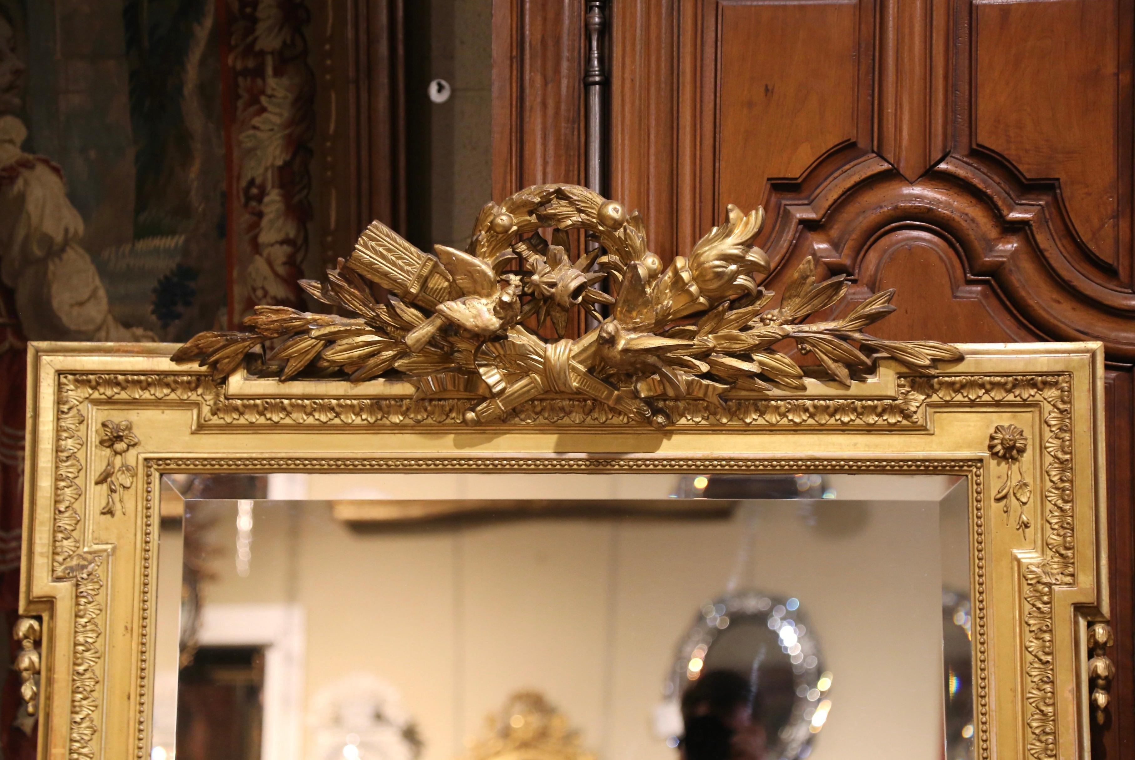 Specchio da parete o da camino francese Luigi XVI del XIX secolo, intagliato in legno dorato e smussato in vendita 1