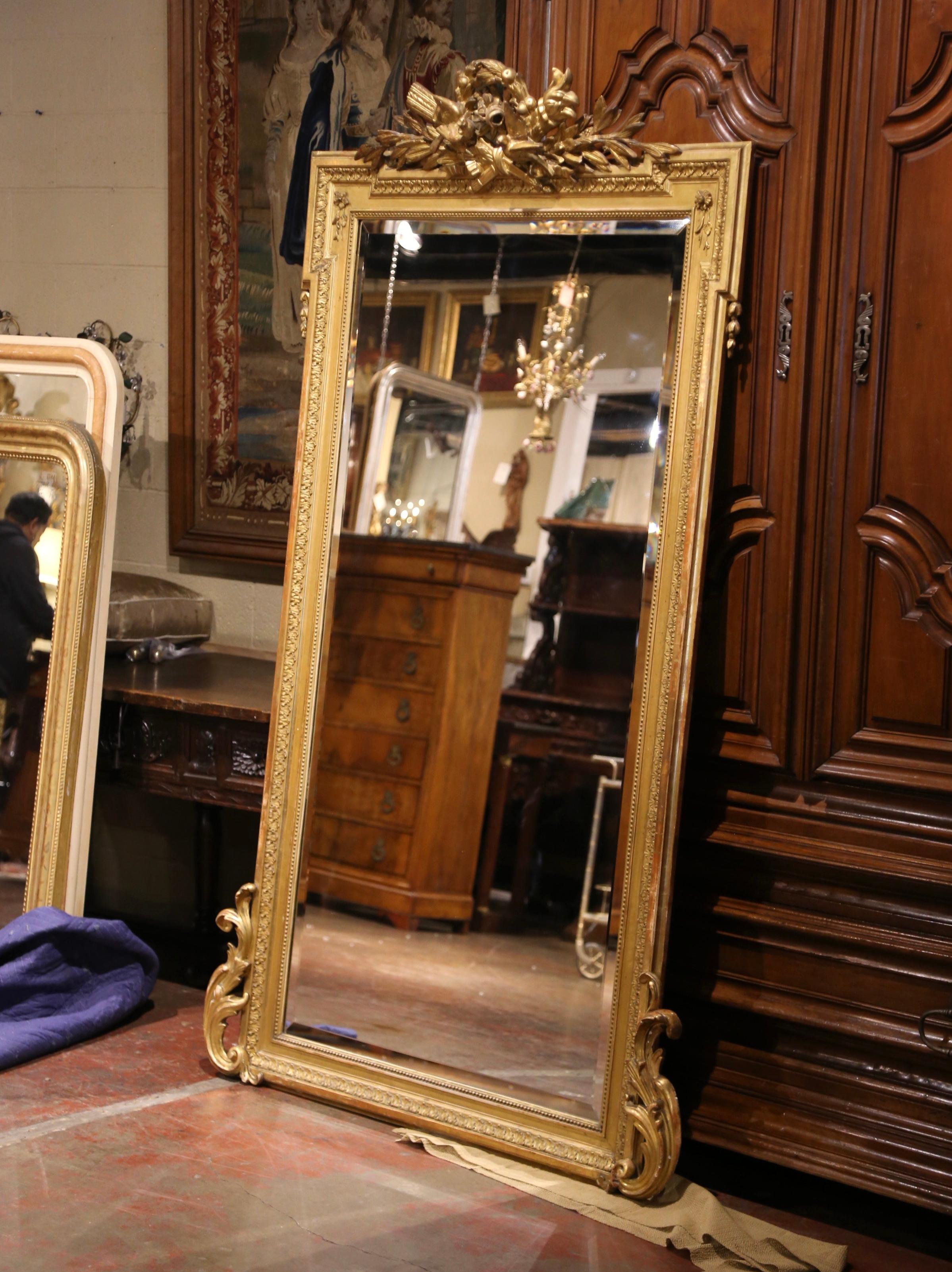 Specchio da parete o da camino francese Luigi XVI del XIX secolo, intagliato in legno dorato e smussato in vendita 2