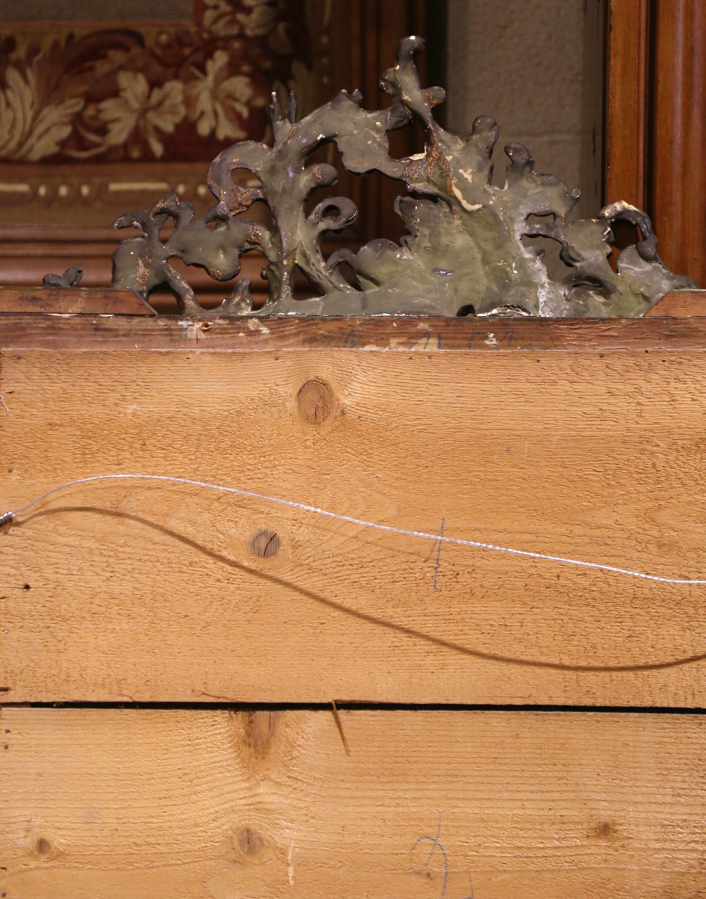 Specchio francese Luigi XVI del XIX secolo in legno dorato intagliato con motivo a fogliame in vendita 4