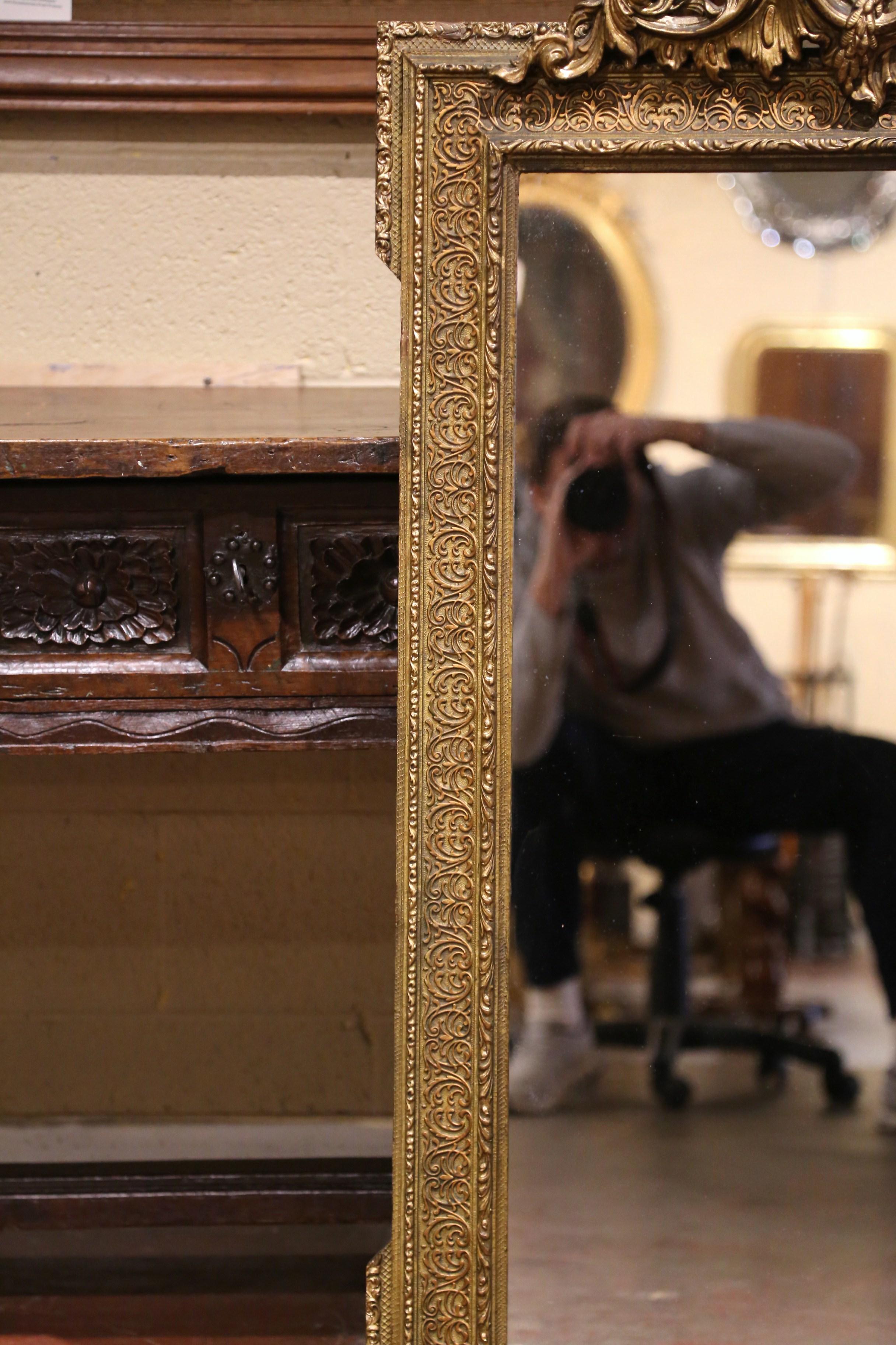 Francese Specchio francese Luigi XVI del XIX secolo in legno dorato intagliato con motivo a fogliame in vendita