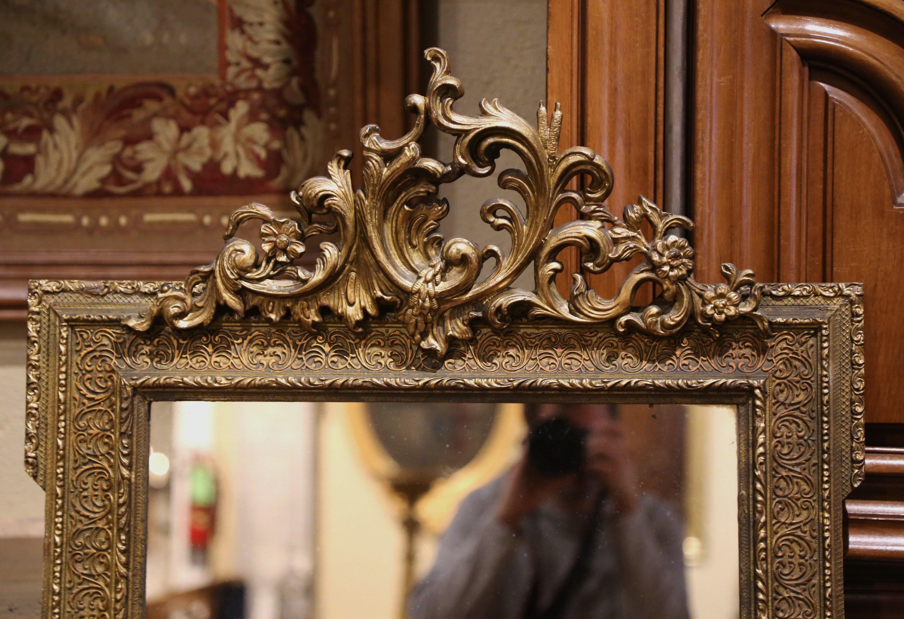 Intagliato a mano Specchio francese Luigi XVI del XIX secolo in legno dorato intagliato con motivo a fogliame in vendita
