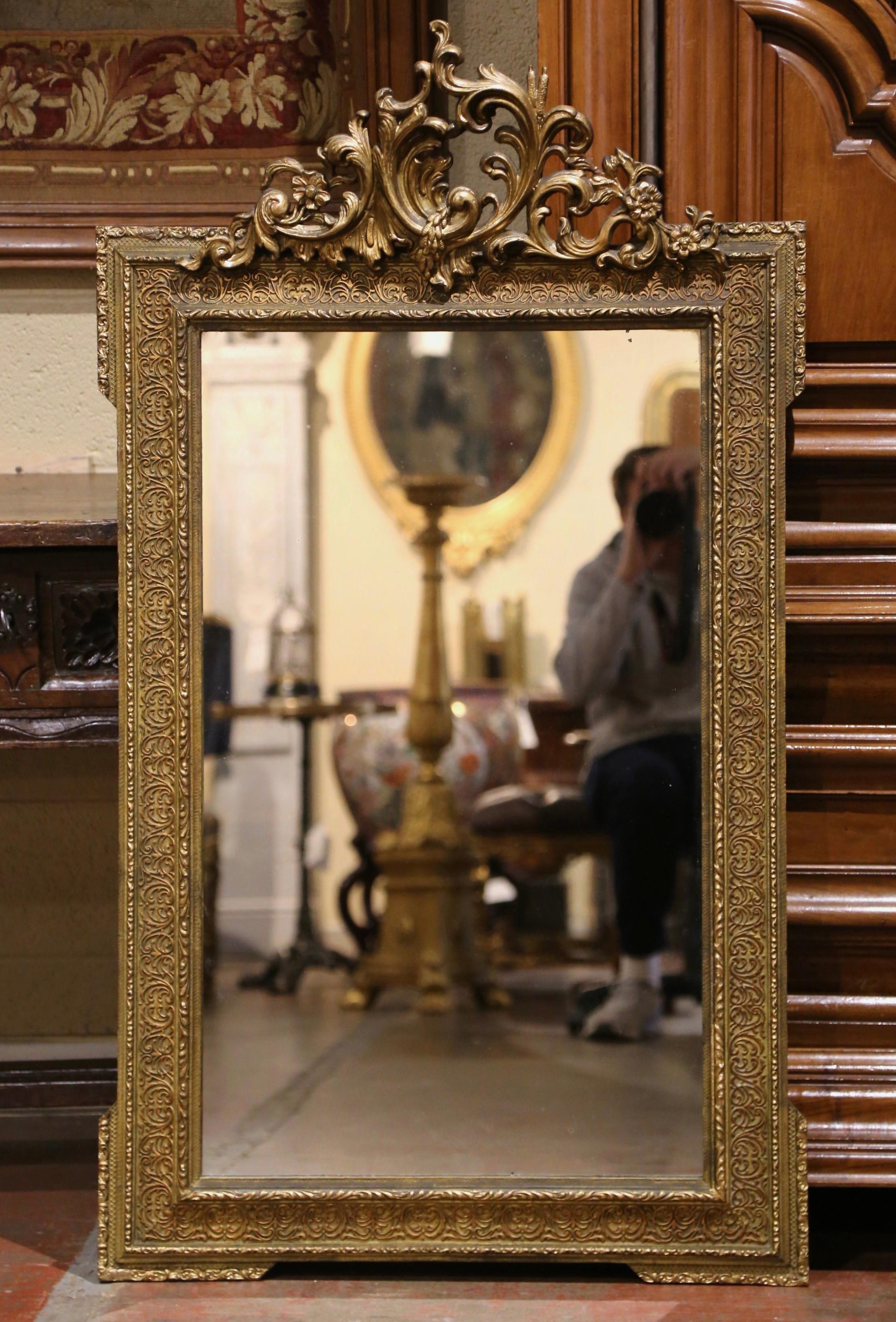 Specchio francese Luigi XVI del XIX secolo in legno dorato intagliato con motivo a fogliame In condizioni ottime in vendita a Dallas, TX