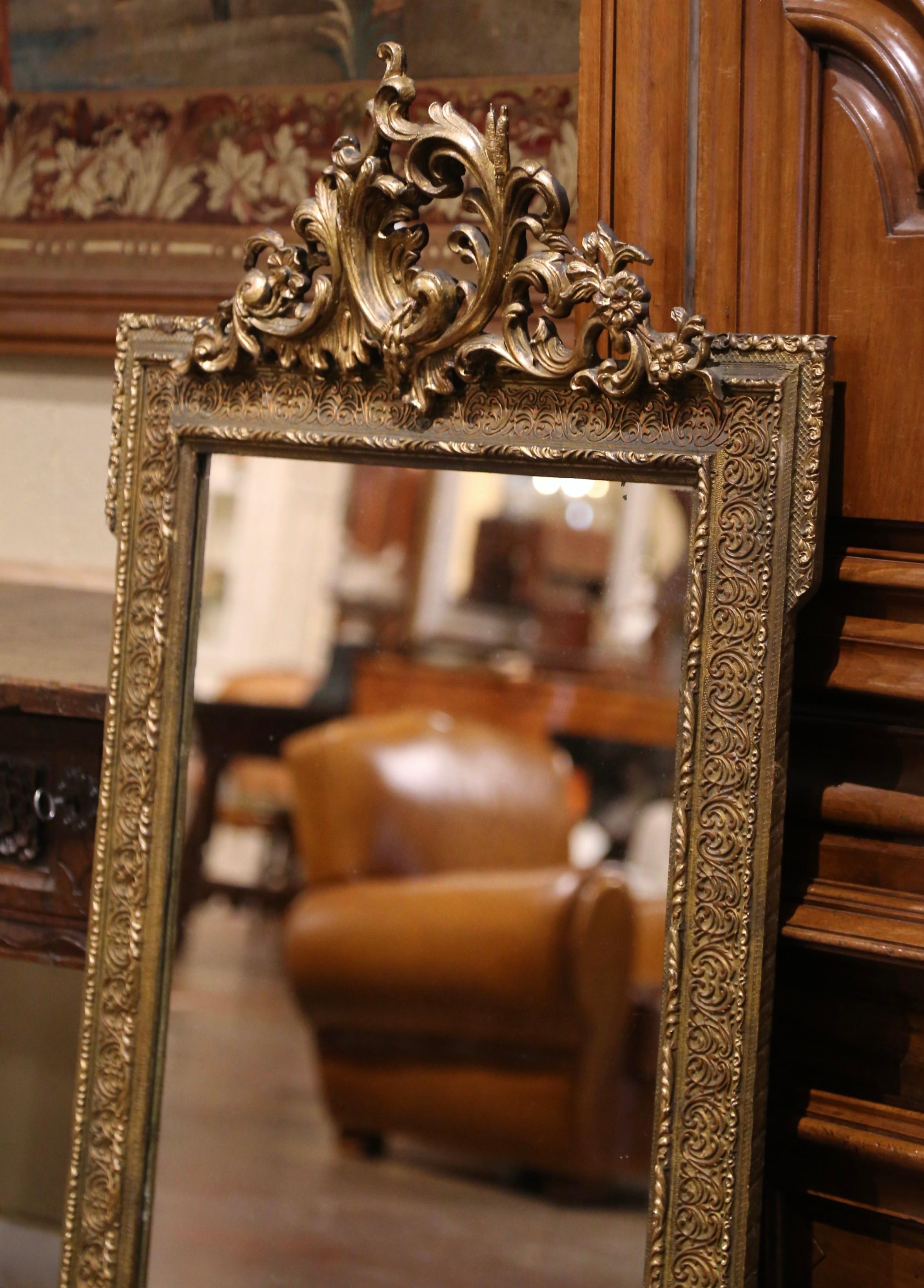 Vetro mercurizzato Specchio francese Luigi XVI del XIX secolo in legno dorato intagliato con motivo a fogliame in vendita