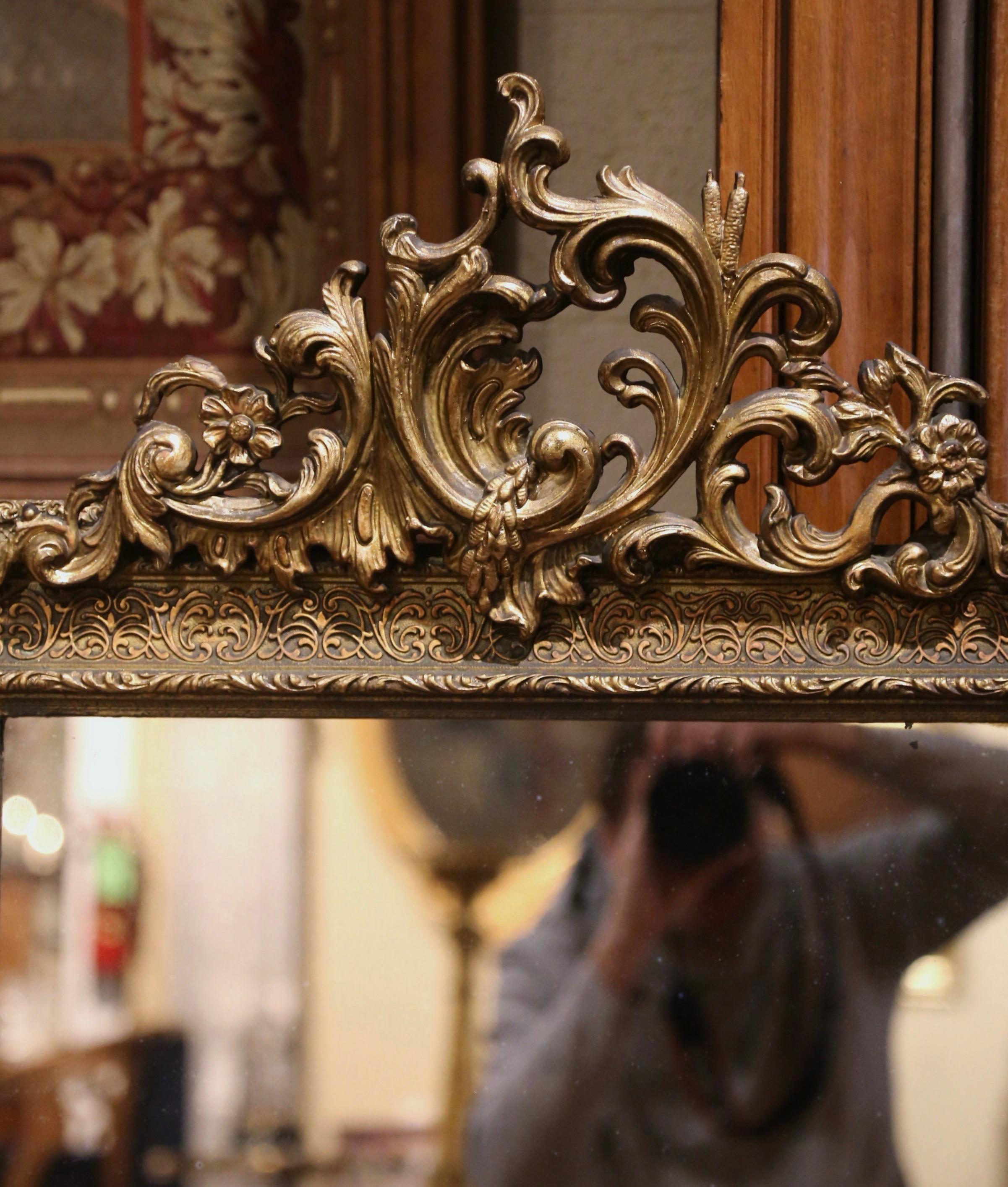 Specchio francese Luigi XVI del XIX secolo in legno dorato intagliato con motivo a fogliame in vendita 2