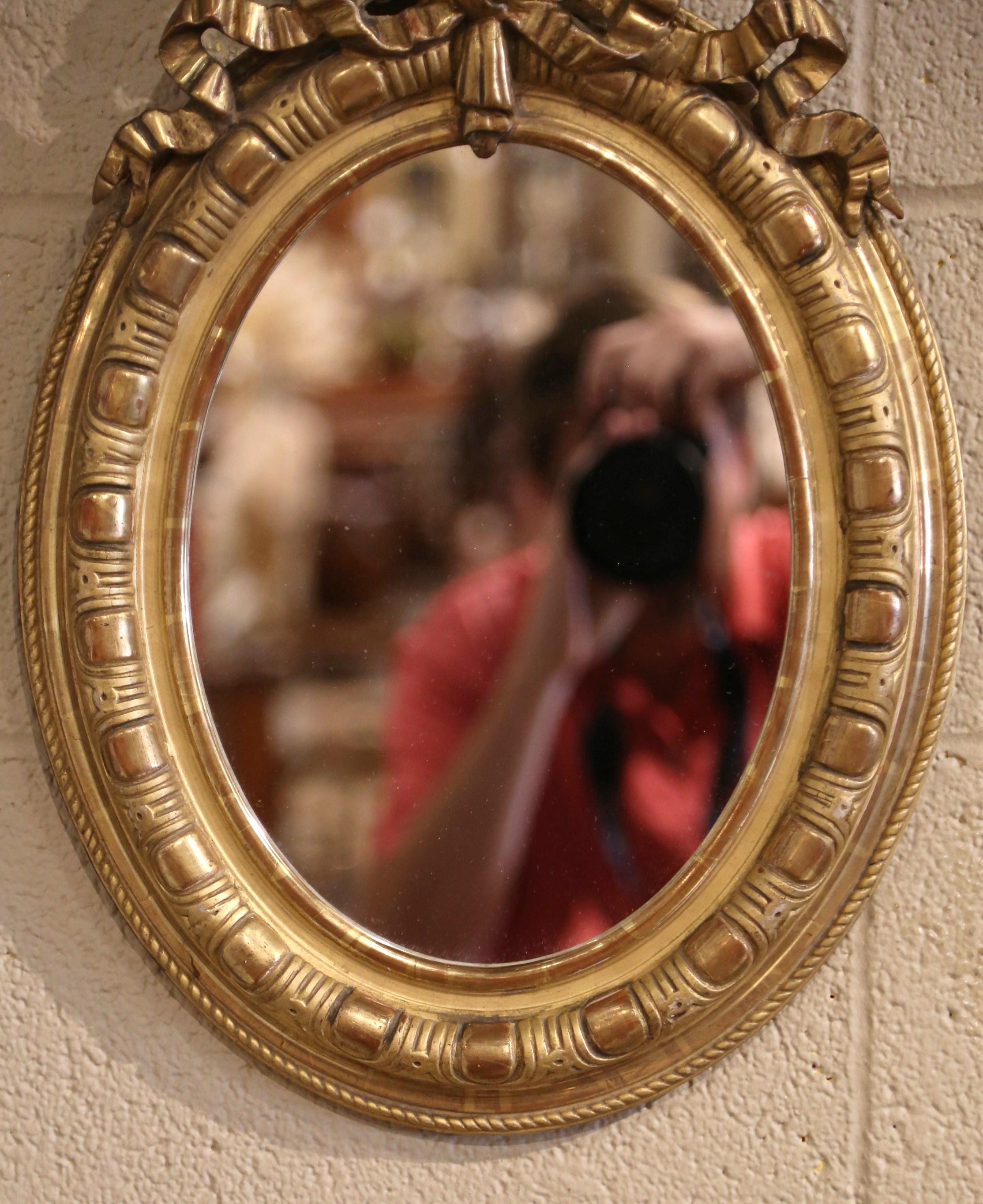 Français Miroir mural ovale Louis XVI français du 19ème siècle en bois doré sculpté et sculpté en vente