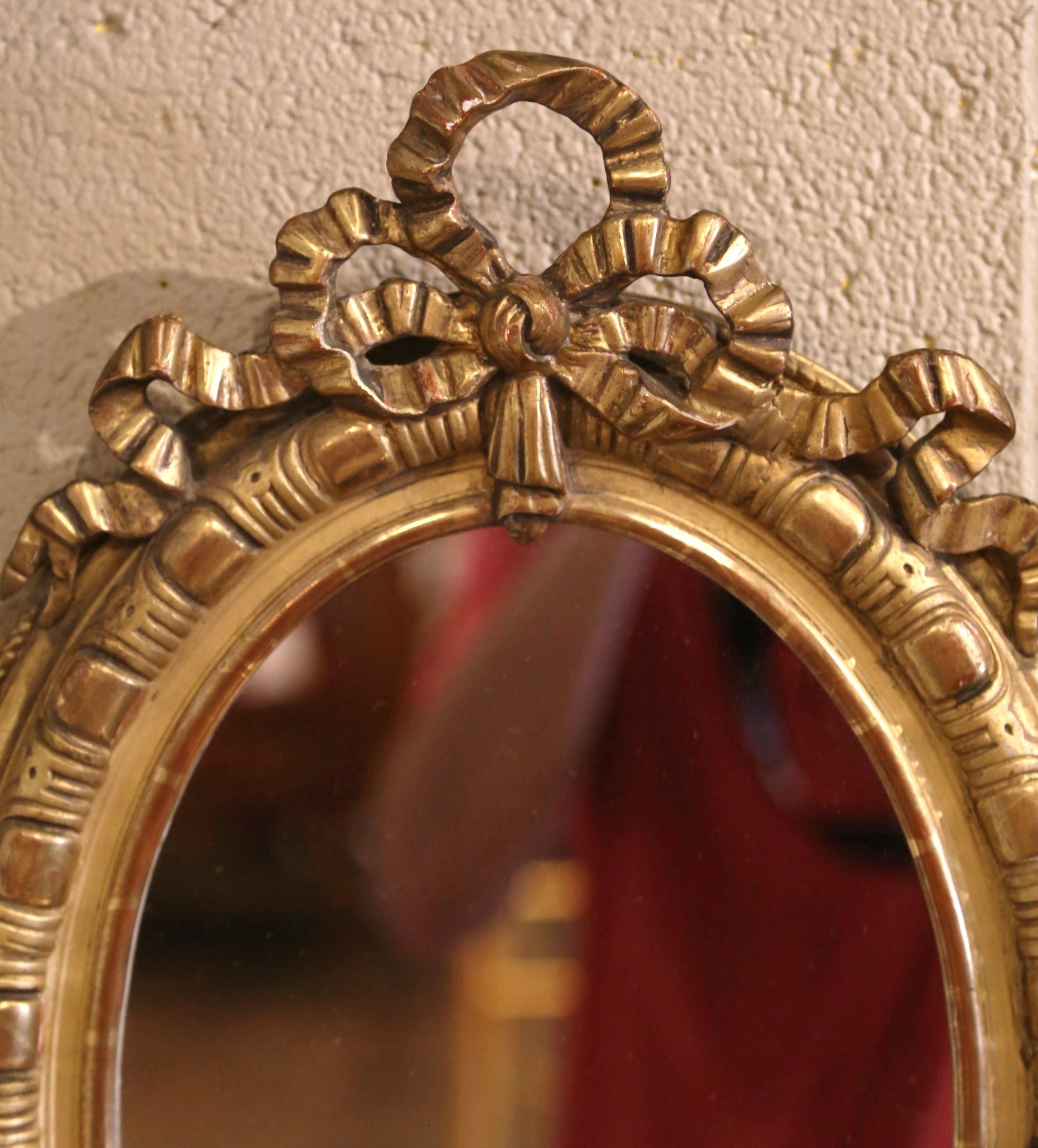 Sculpté à la main Miroir mural ovale Louis XVI français du 19ème siècle en bois doré sculpté et sculpté en vente