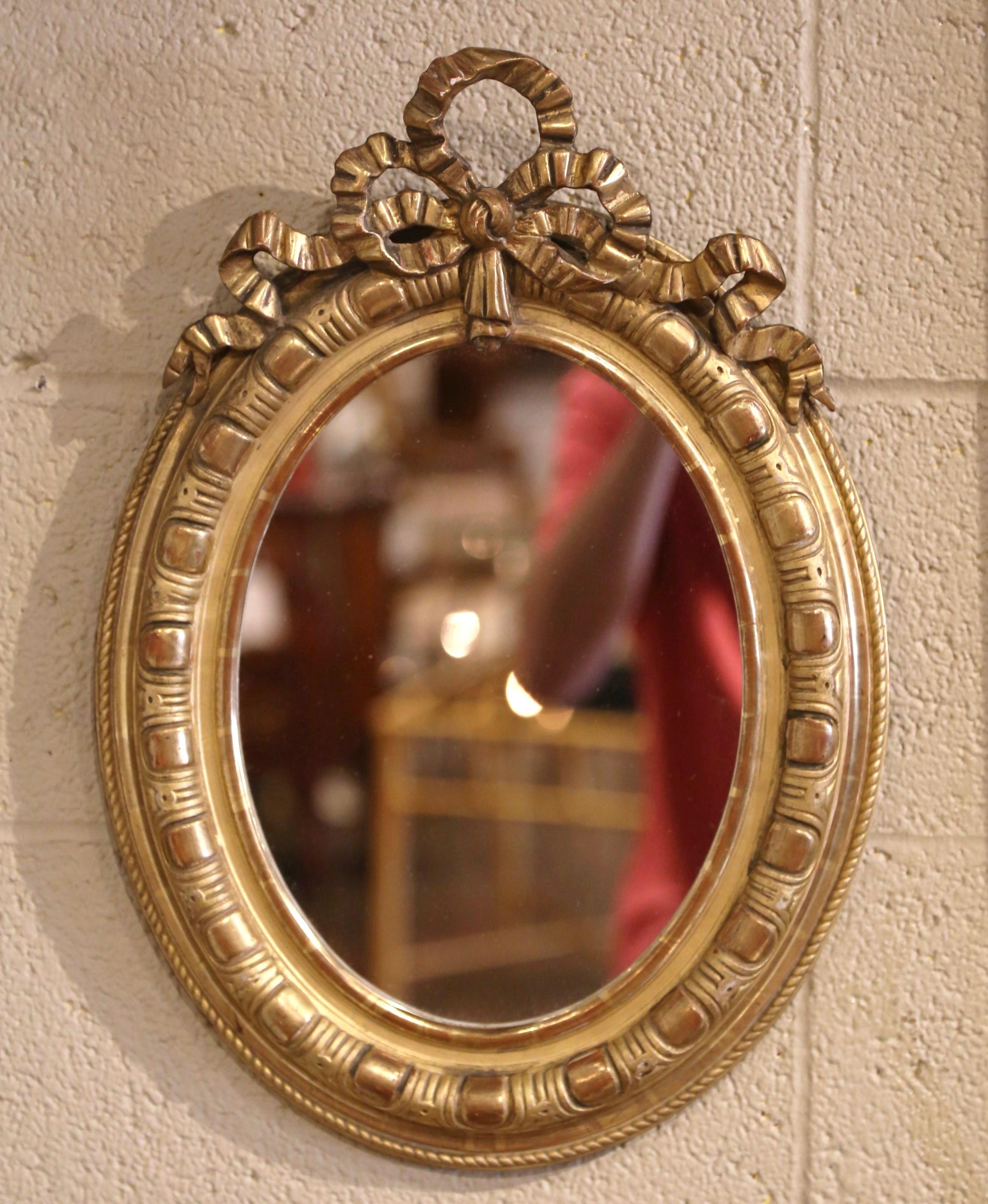 Miroir mural ovale Louis XVI français du 19ème siècle en bois doré sculpté et sculpté Excellent état - En vente à Dallas, TX