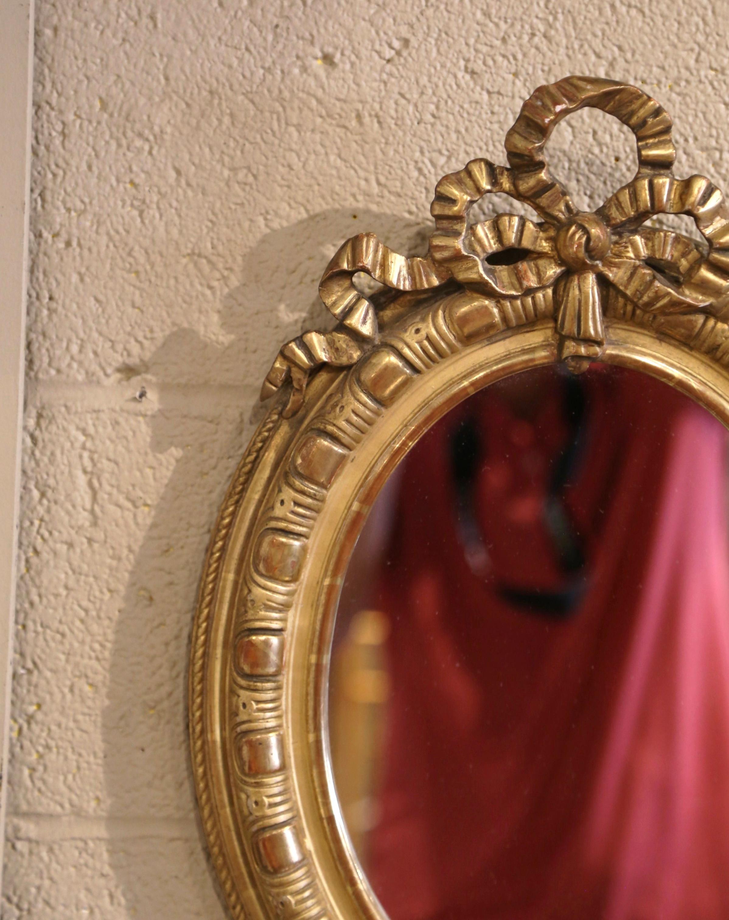 XIXe siècle Miroir mural ovale Louis XVI français du 19ème siècle en bois doré sculpté et sculpté en vente