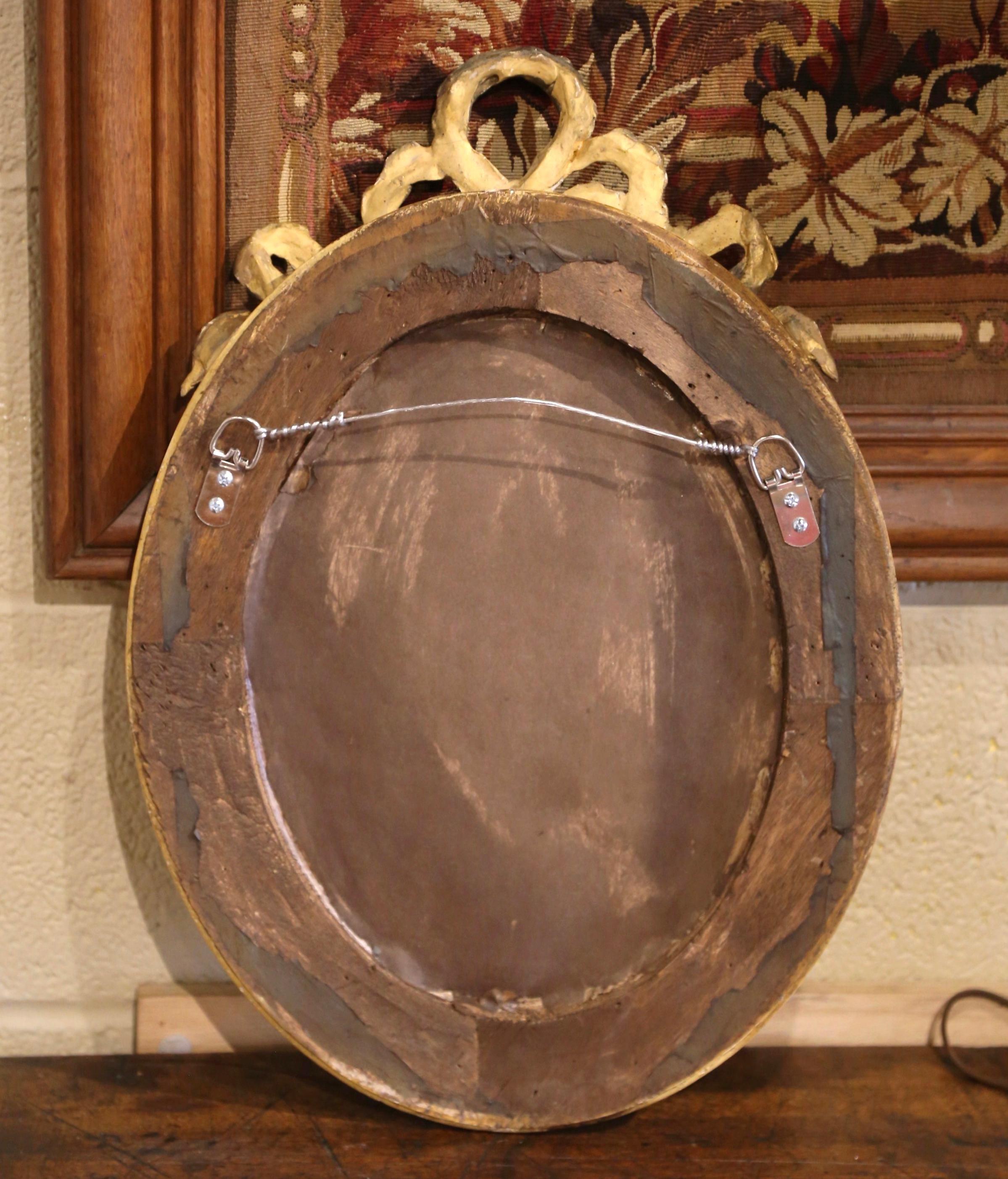 Bois doré Miroir mural ovale Louis XVI français du 19ème siècle en bois doré sculpté et sculpté en vente