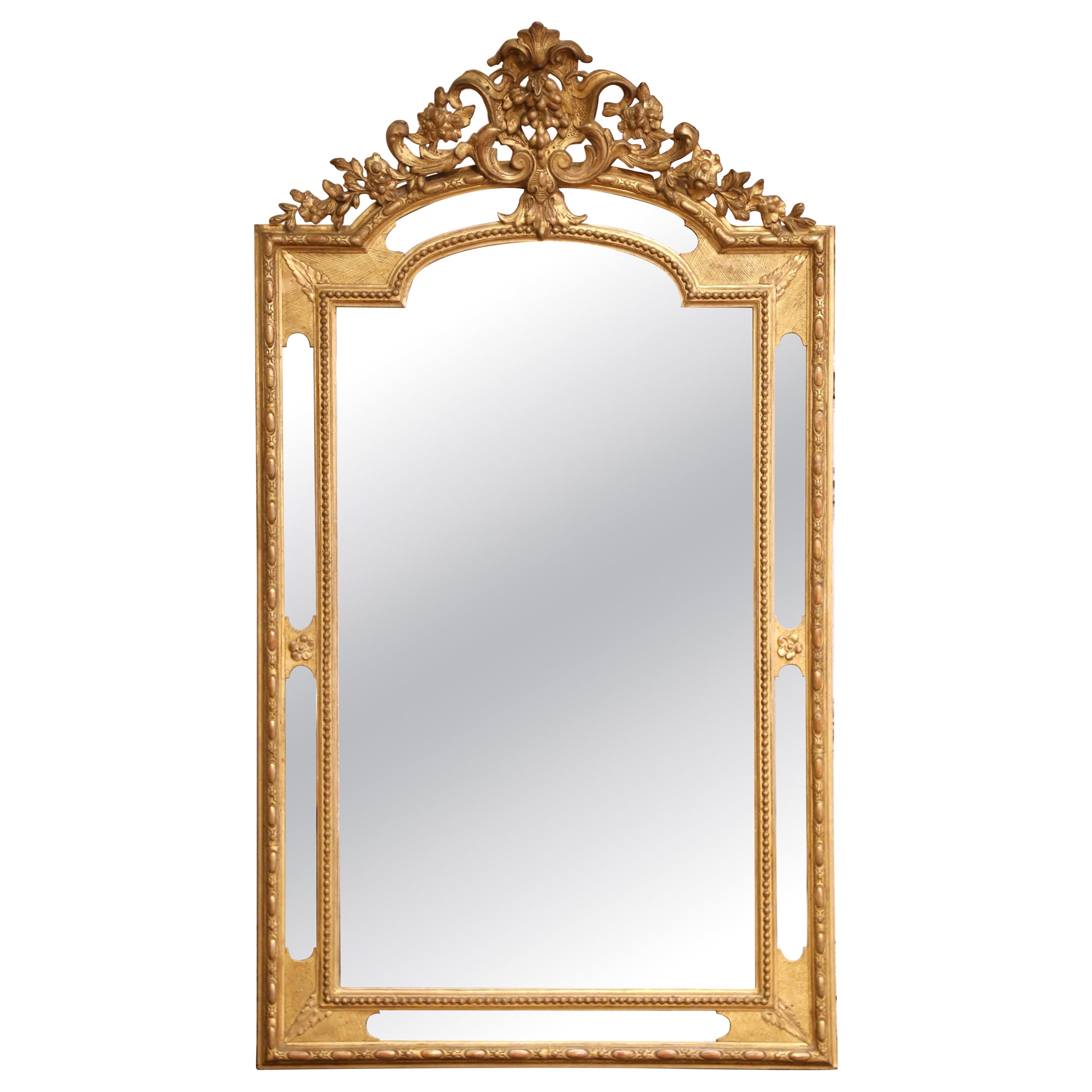 Specchio francese Luigi XVI del XIX secolo in legno dorato intagliato con stemma floreale