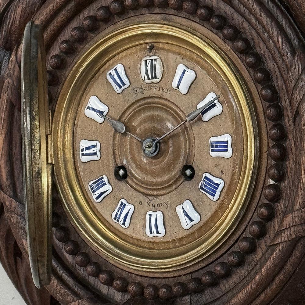 Horloge murale française du 19ème siècle en chêne sculpté Louis XVI ~ Cartel en vente 2