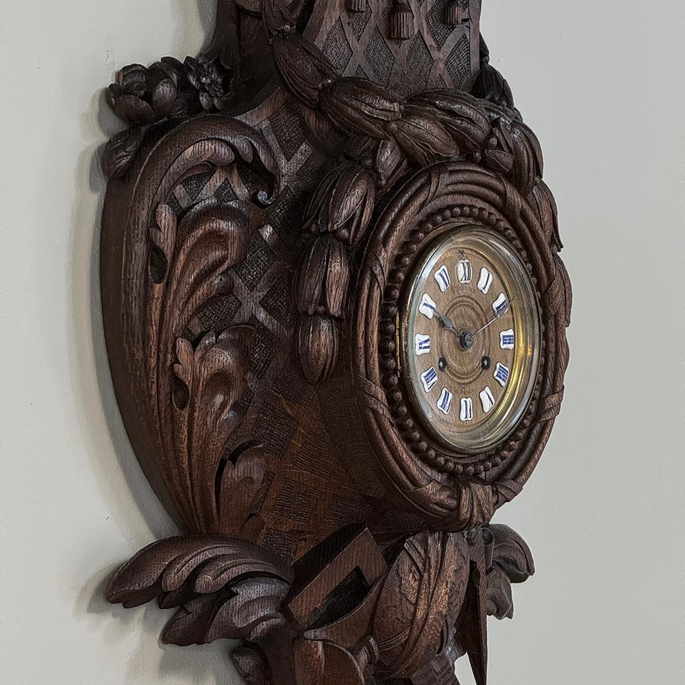 Horloge murale française du 19ème siècle en chêne sculpté Louis XVI ~ Cartel en vente 5