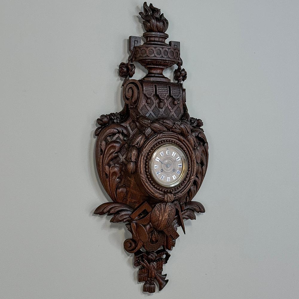 19th Century French Louis XVI Wall Clock ~ Cartel wurde aus massiver, altgewachsener, viertelgesägter Eiche geschnitzt, um ein Kunstwerk für Ihre Wand zu schaffen, das ursprünglich auch dazu gedacht war, die Zeit anzuzeigen.  Das von J. Touffier aus