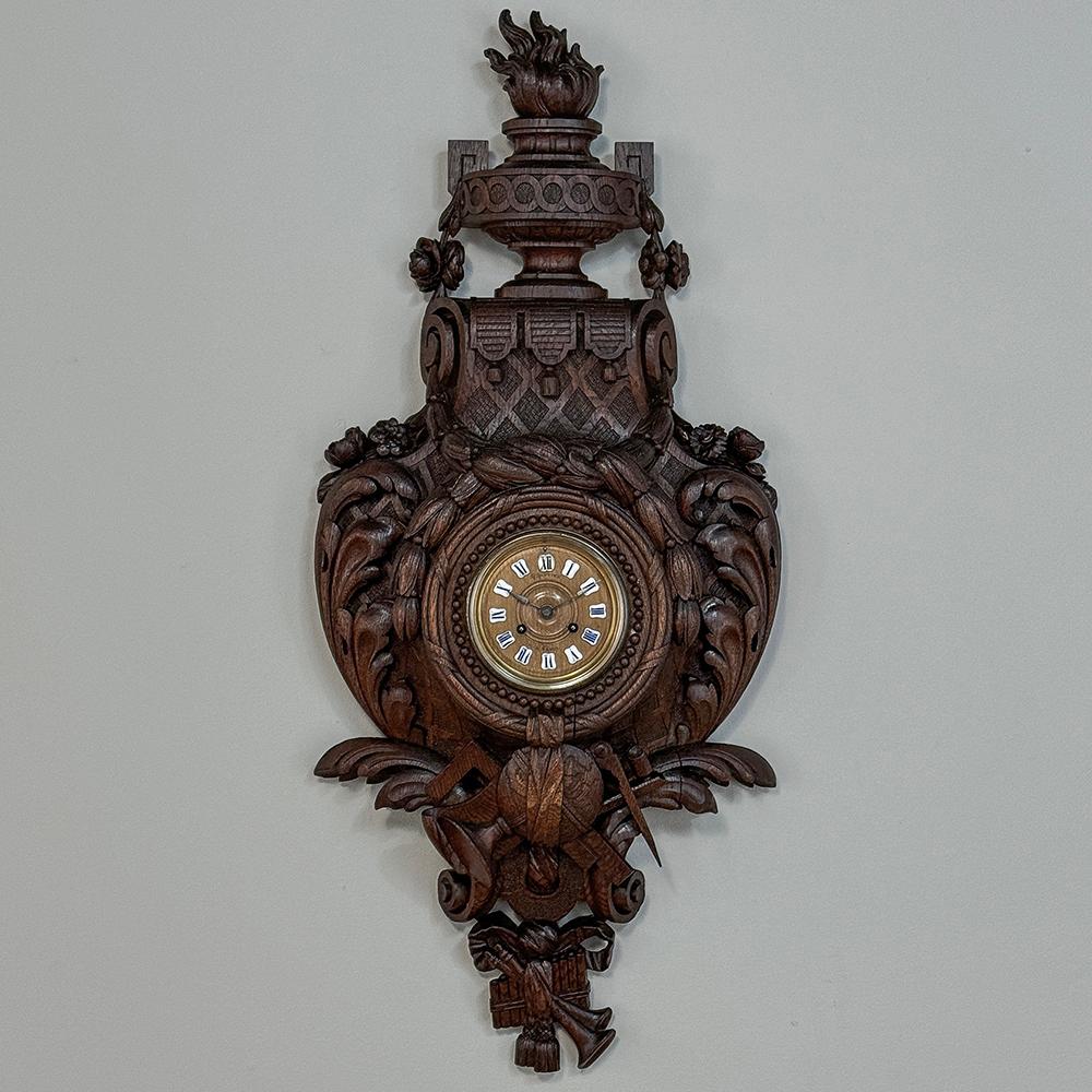 Français Horloge murale française du 19ème siècle en chêne sculpté Louis XVI ~ Cartel en vente
