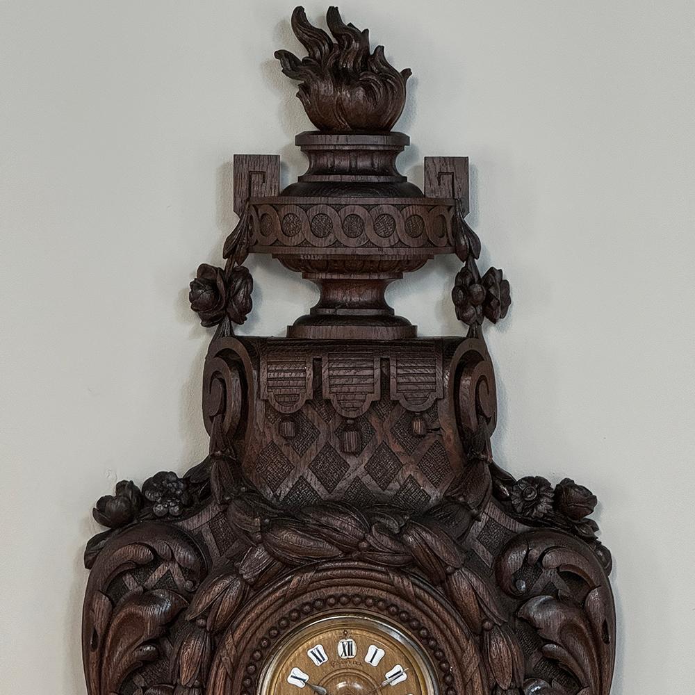Sculpté à la main Horloge murale française du 19ème siècle en chêne sculpté Louis XVI ~ Cartel en vente