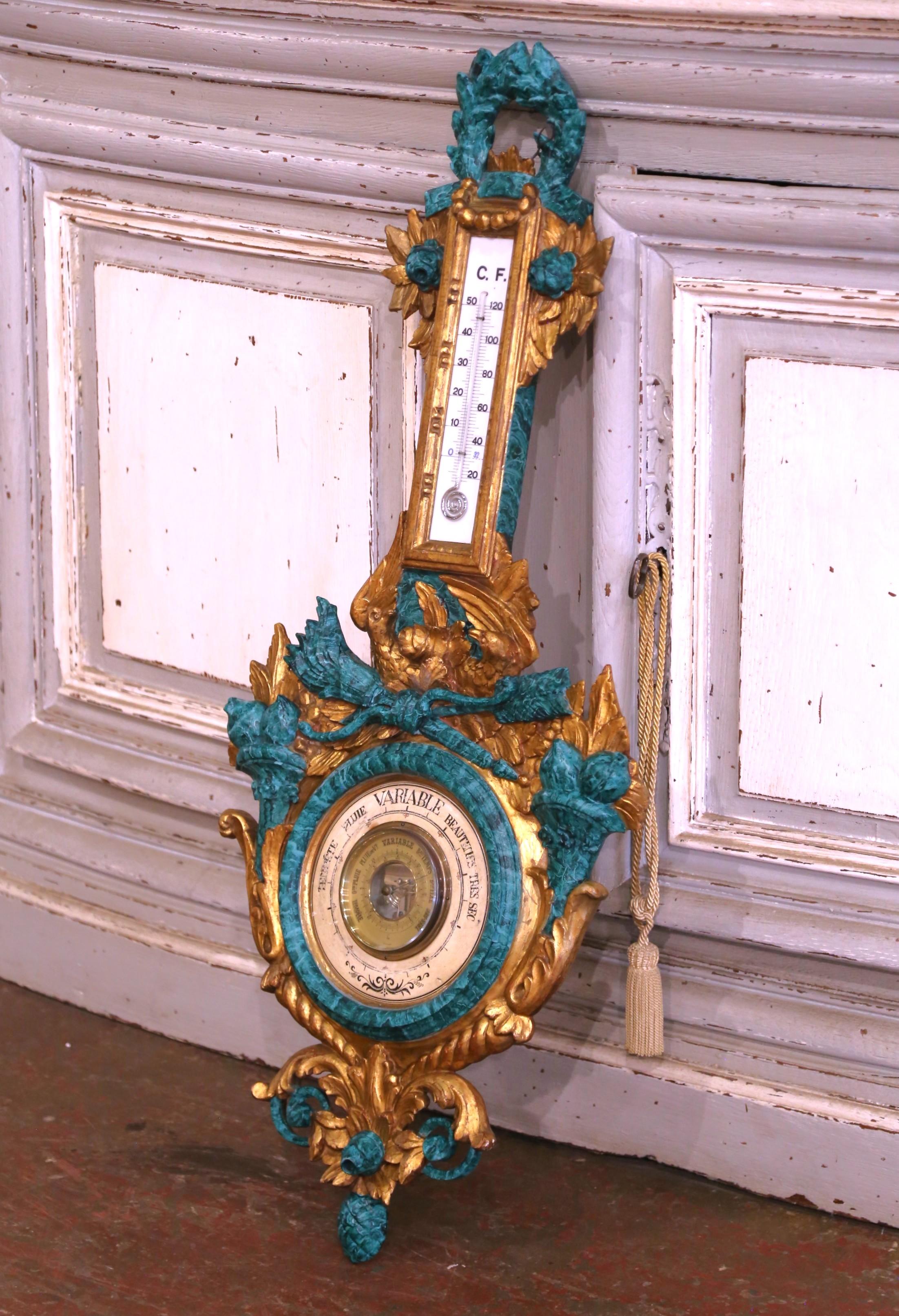 Decora una entrada o una biblioteca con este llamativo barómetro y termómetro francés antiguo, fabricado hacia 1880. Tallada en madera y pintada a mano en una vívida paleta de imitación de malaquita, dorado y crema suave, esta ornamentada pieza de