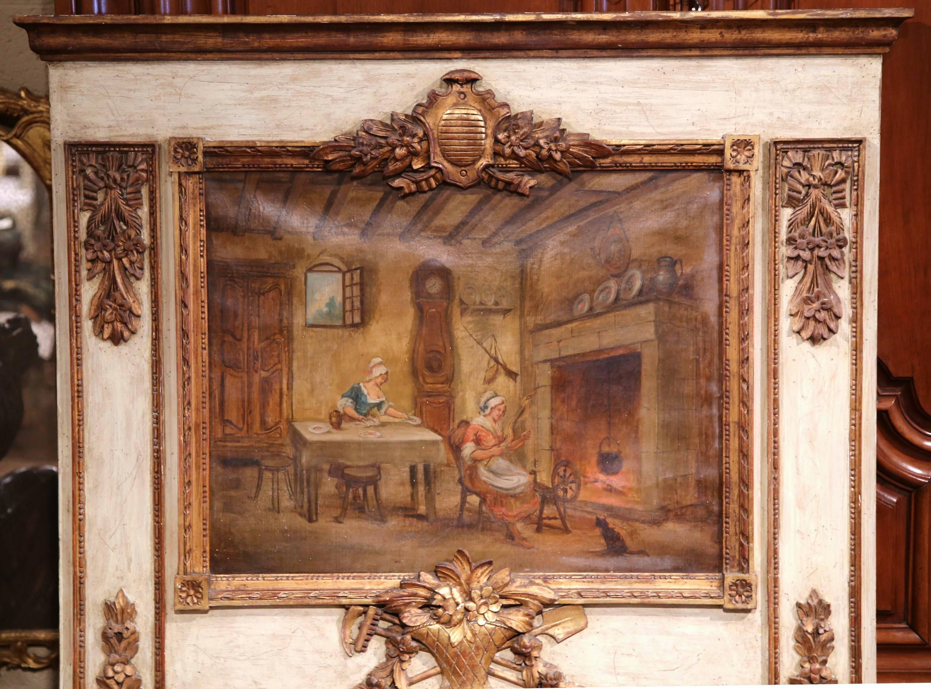 Dieses elegante, geschnitzte antike Trumeau wurde um 1880 in Frankreich hergestellt. Die handgemalte Leinwand zeigt eine Innenraumszene mit zwei Frauen bei der Arbeit in einem typisch französischen Landhausstil, einer traditionellen großen Standuhr,