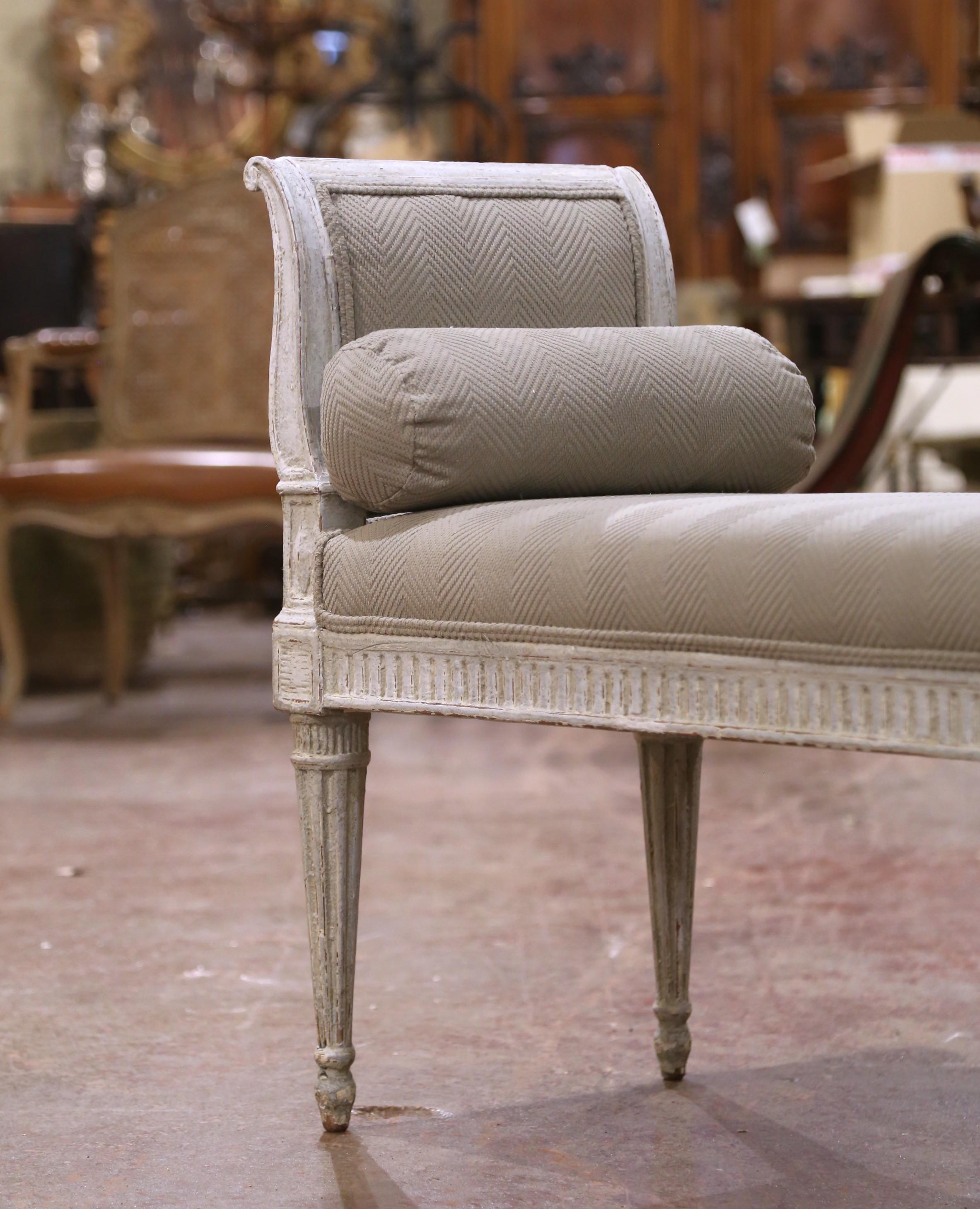19. Jahrhundert Französisch Louis XVI geschnitzt gemalt Banquette mit Seiten und Bolsters (Handgeschnitzt) im Angebot