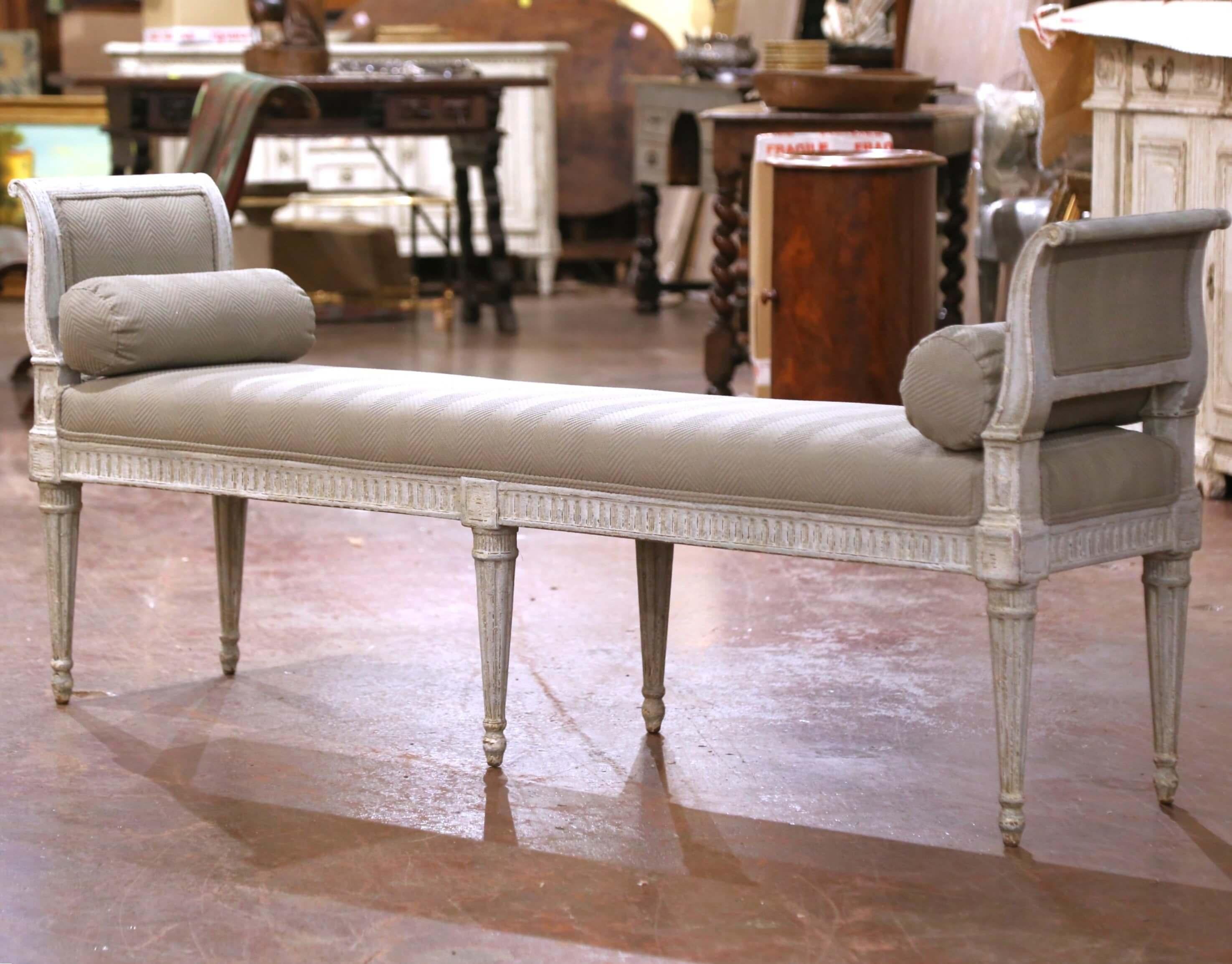 19. Jahrhundert Französisch Louis XVI geschnitzt gemalt Banquette mit Seiten und Bolsters im Zustand „Hervorragend“ im Angebot in Dallas, TX