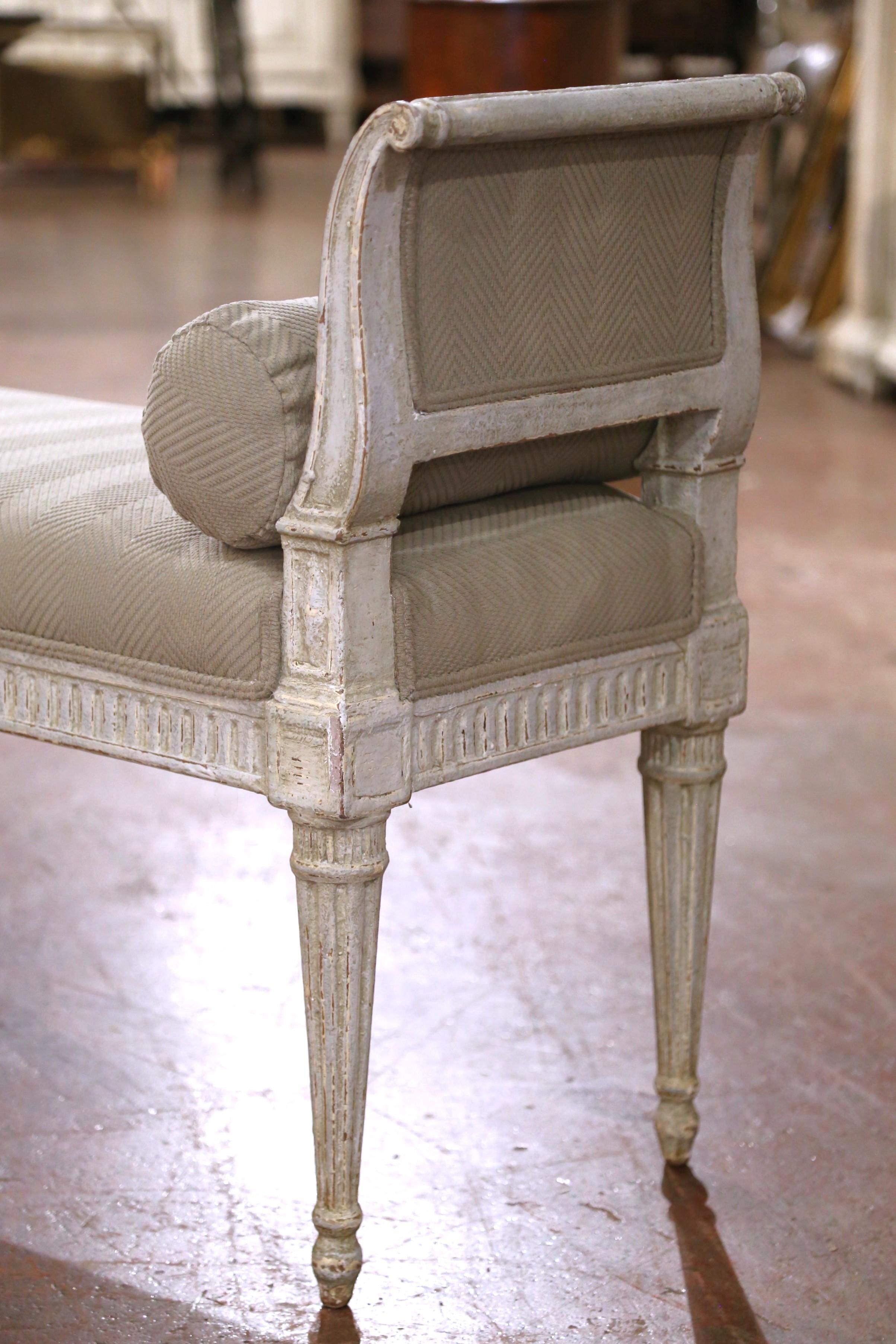 19. Jahrhundert Französisch Louis XVI geschnitzt gemalt Banquette mit Seiten und Bolsters (Stoff) im Angebot