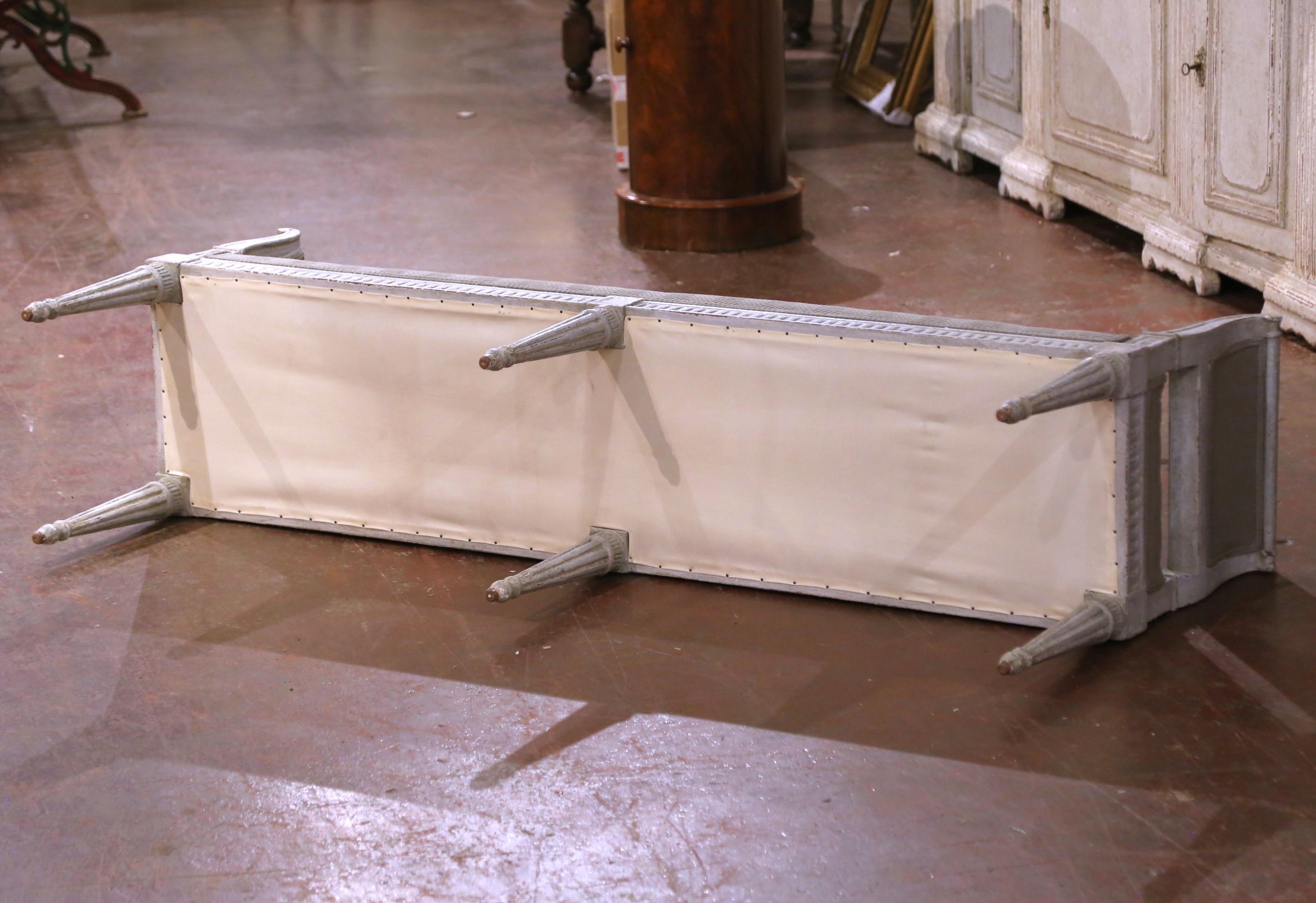 19. Jahrhundert Französisch Louis XVI geschnitzt gemalt Banquette mit Seiten und Bolsters im Angebot 1