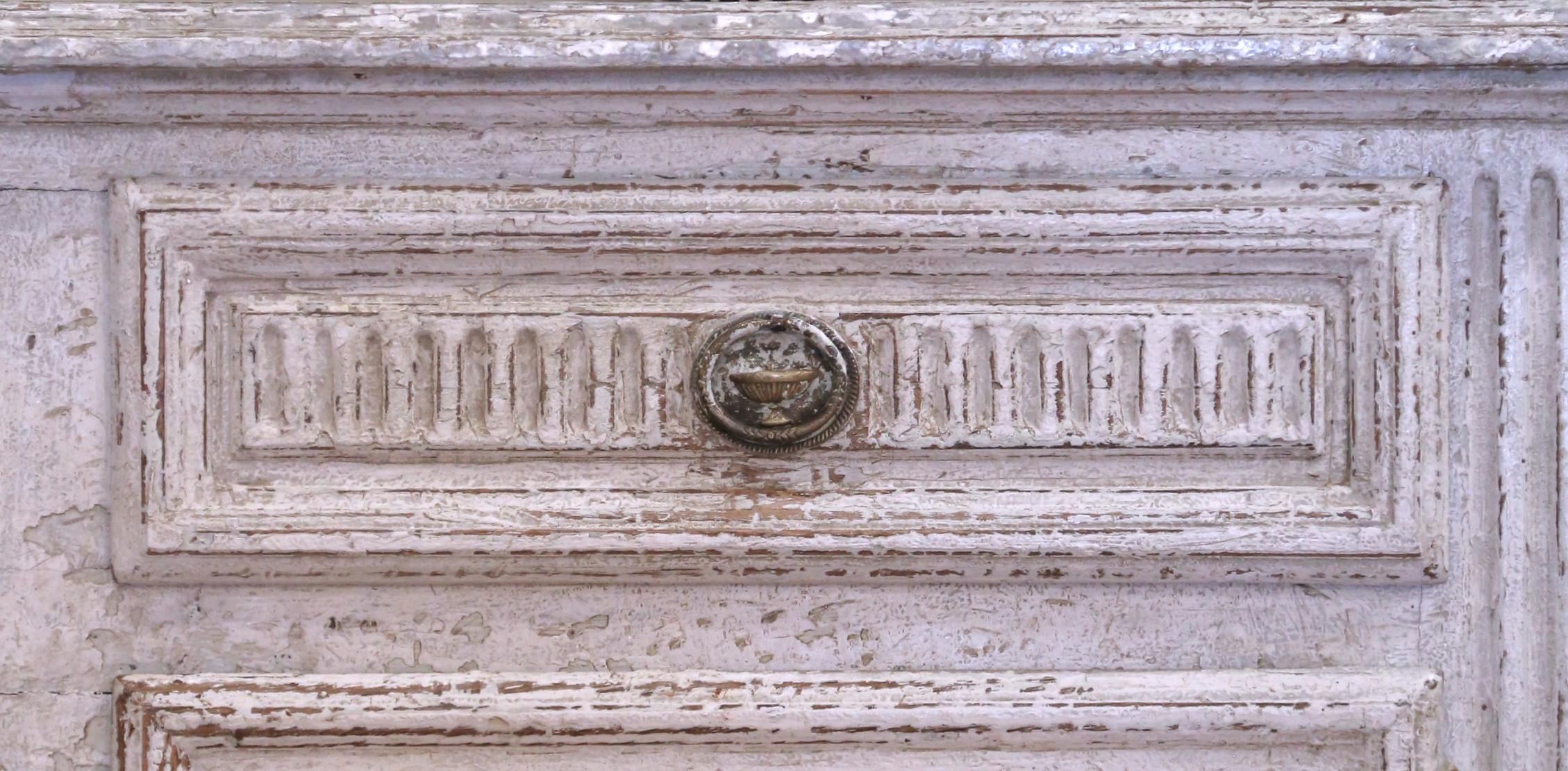 Buffet à trois portes Louis XVI du 19ème siècle sculpté et peint avec tiroirs en vente 3