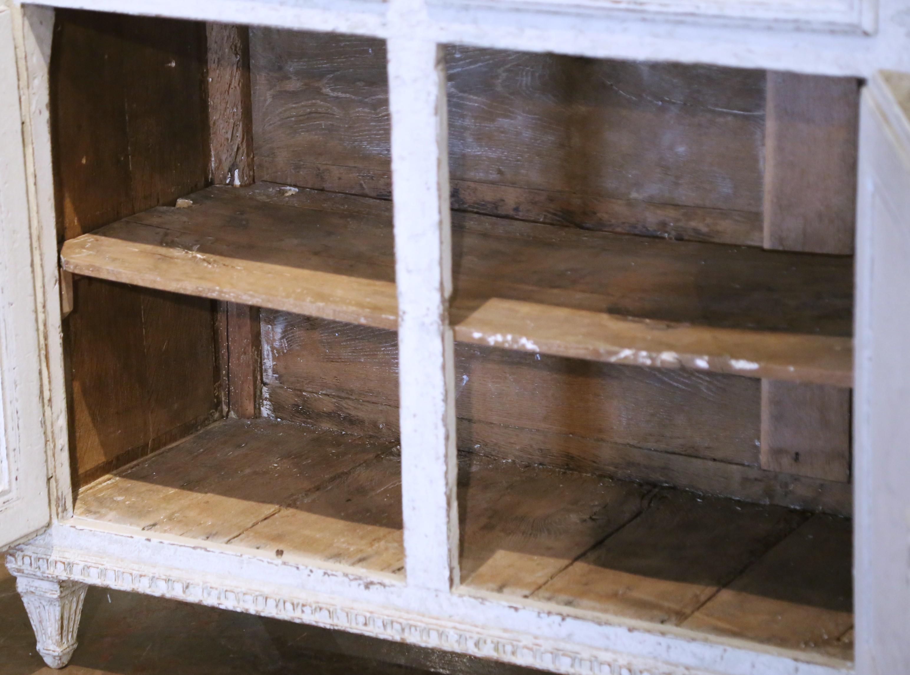 Buffet à trois portes Louis XVI du 19ème siècle sculpté et peint avec tiroirs en vente 4