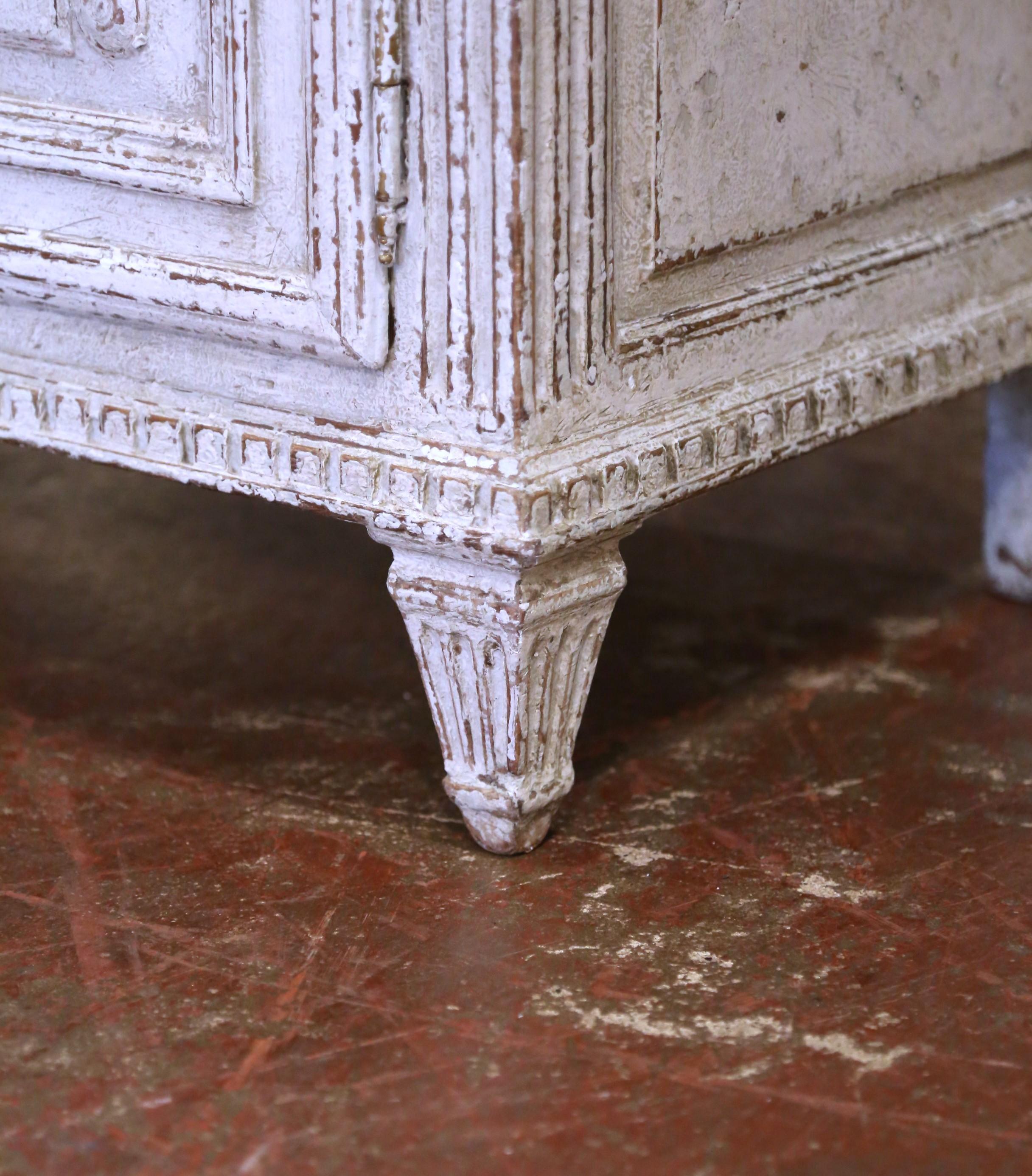 Buffet à trois portes Louis XVI du 19ème siècle sculpté et peint avec tiroirs en vente 5