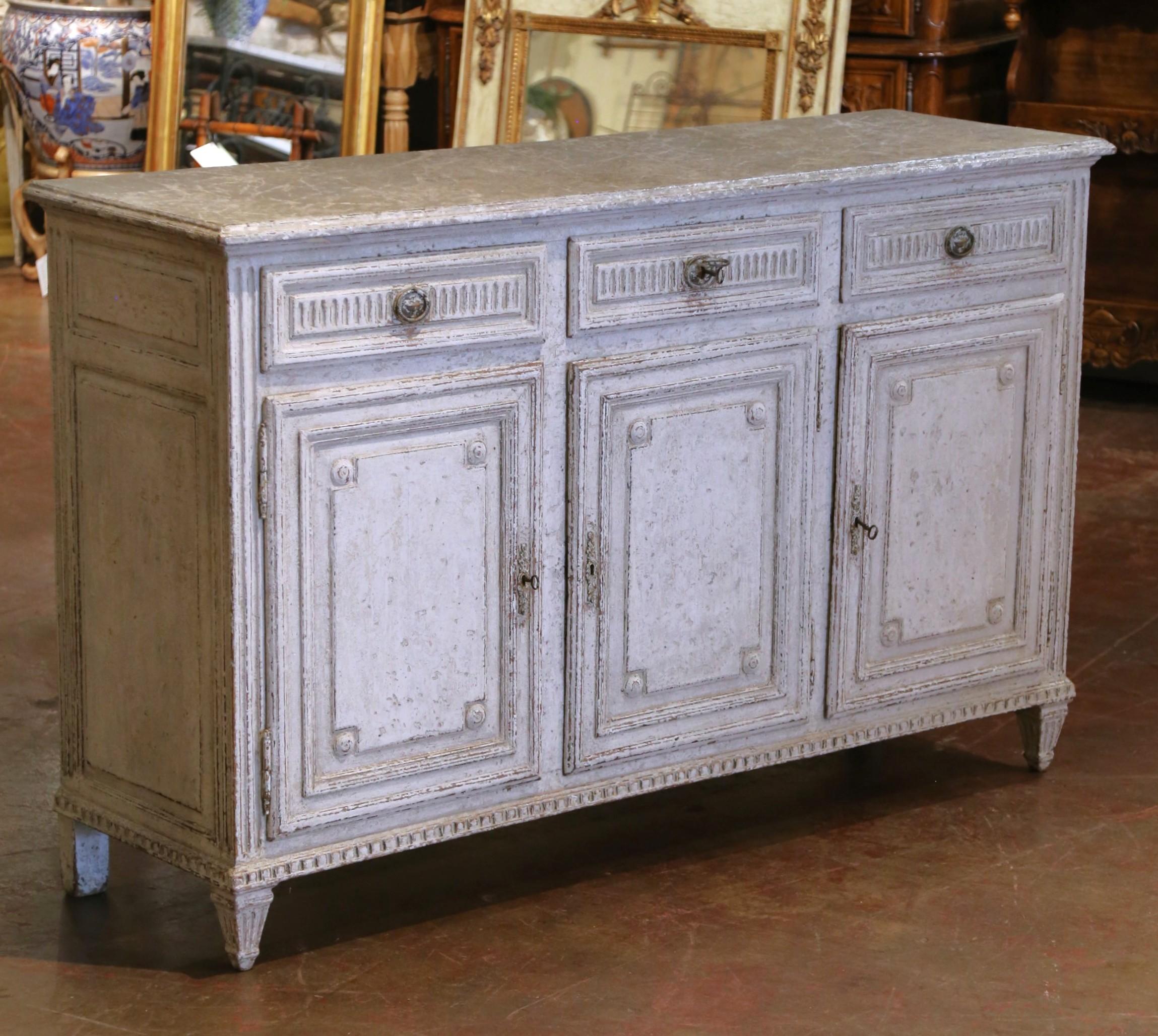 Habillez une salle à manger ou un DEN avec cet élégant buffet peint ancien. Fabriqué en France vers 1870, le buffet repose sur des pieds fuselés au-dessus d'un tablier à plinthe droite et sculptée. L'enfilade traditionnelle est équipée de trois