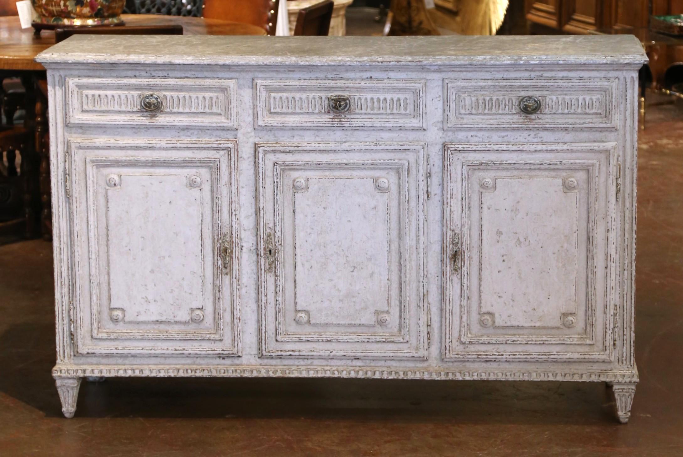 Français Buffet à trois portes Louis XVI du 19ème siècle sculpté et peint avec tiroirs en vente