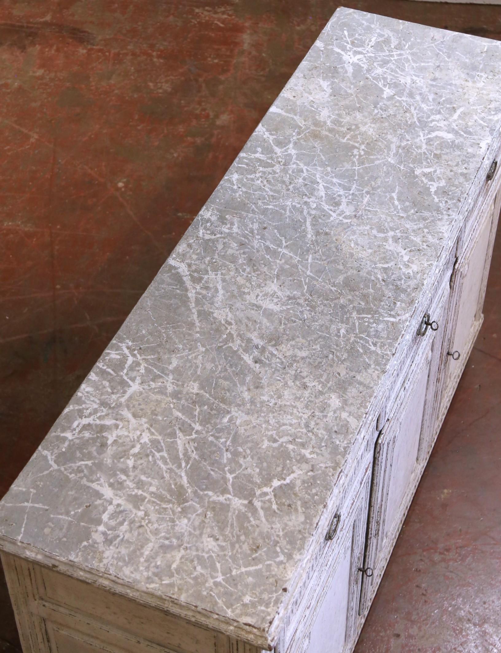 Sculpté à la main Buffet à trois portes Louis XVI du 19ème siècle sculpté et peint avec tiroirs en vente