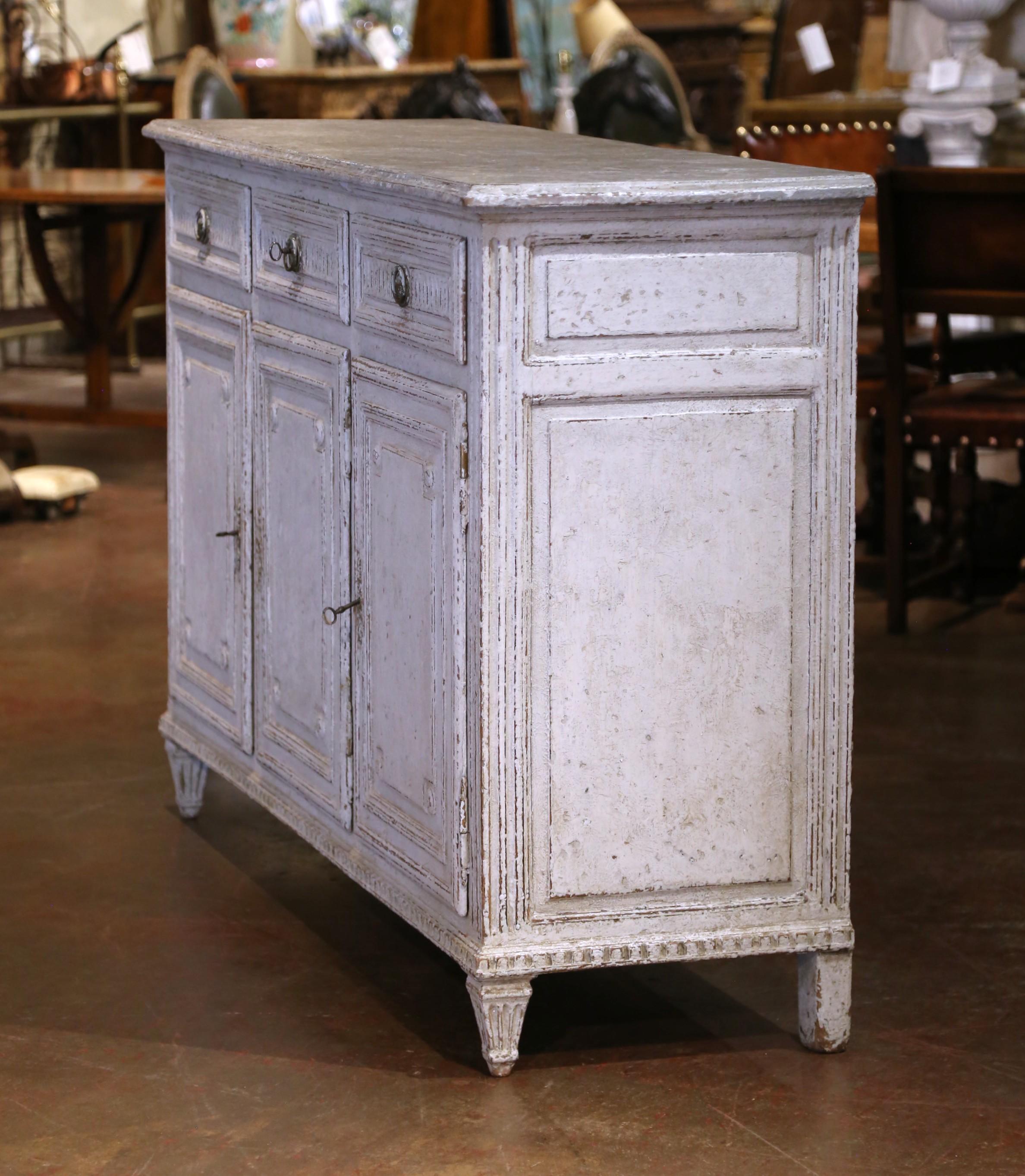 XIXe siècle Buffet à trois portes Louis XVI du 19ème siècle sculpté et peint avec tiroirs en vente