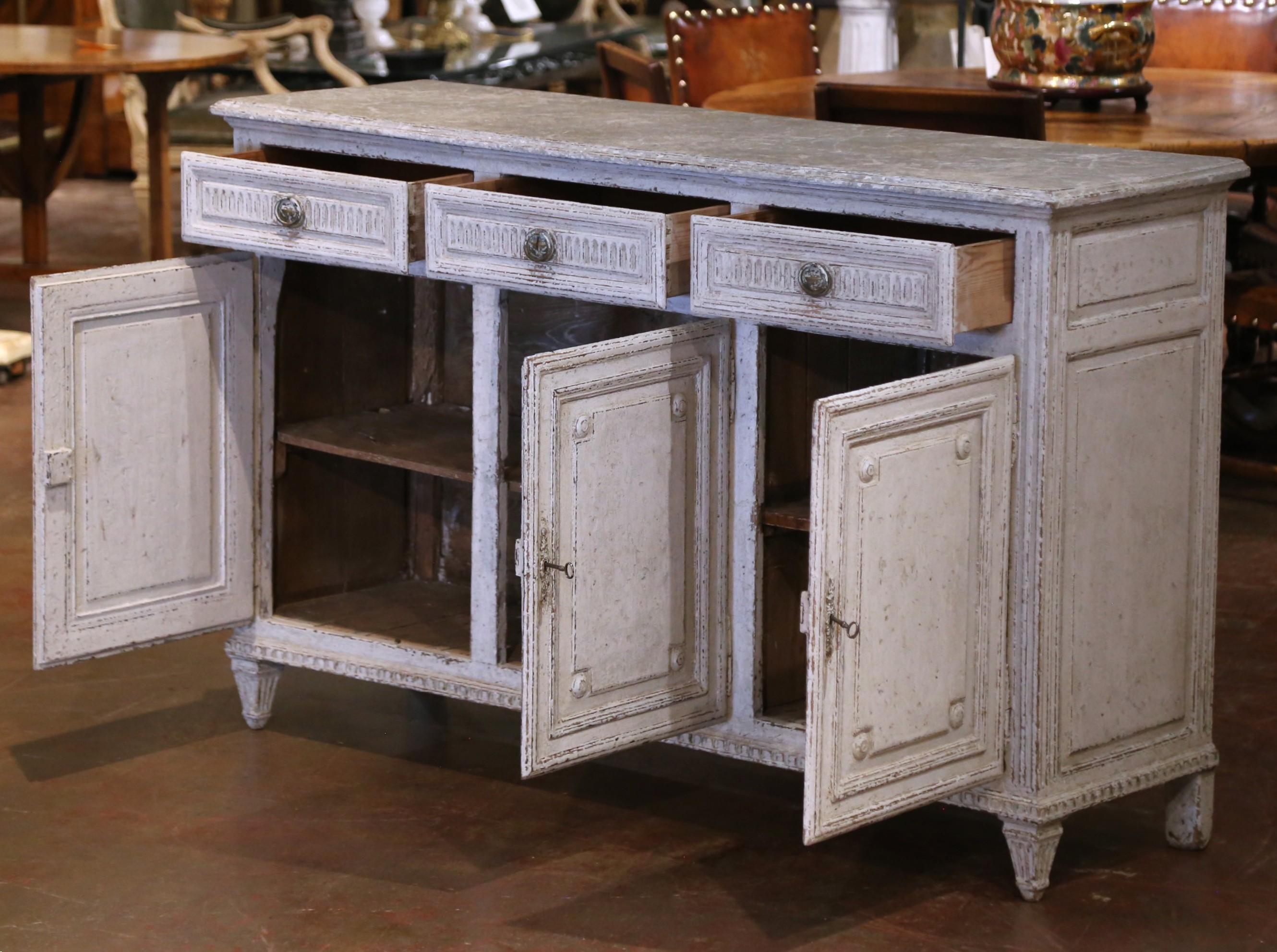 Chêne Buffet à trois portes Louis XVI du 19ème siècle sculpté et peint avec tiroirs en vente