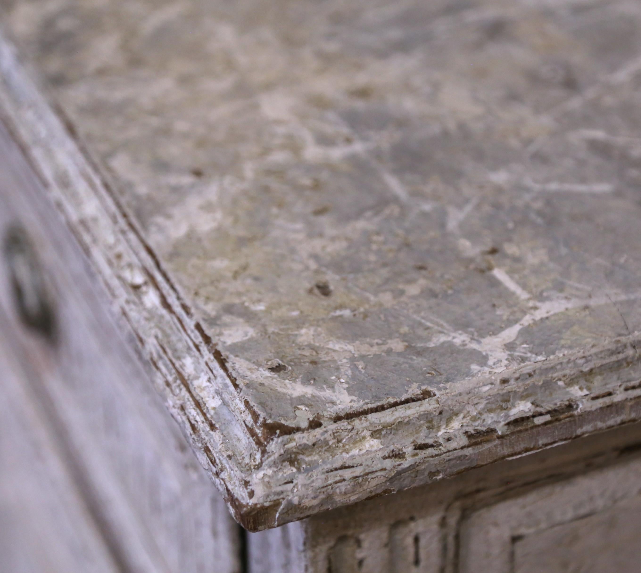 Buffet à trois portes Louis XVI du 19ème siècle sculpté et peint avec tiroirs en vente 1