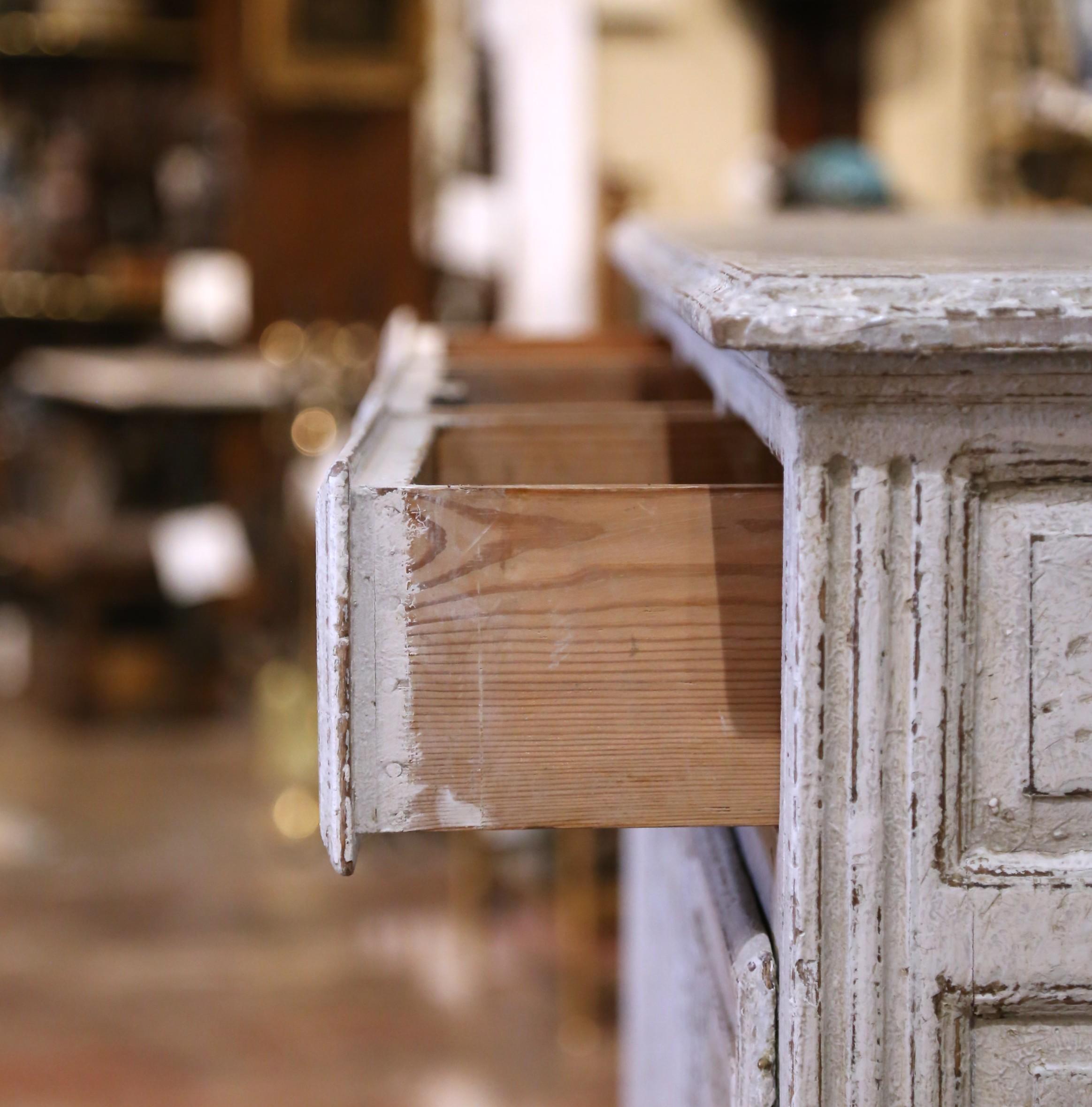 Buffet à trois portes Louis XVI du 19ème siècle sculpté et peint avec tiroirs en vente 2