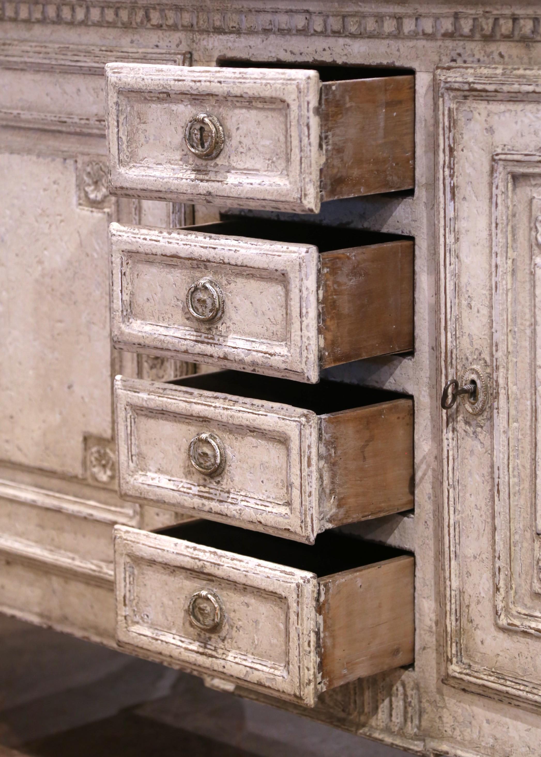 Buffet francese Luigi XVI del XIX secolo a due ante con quattro cassetti, intagliato e dipinto in vendita 4