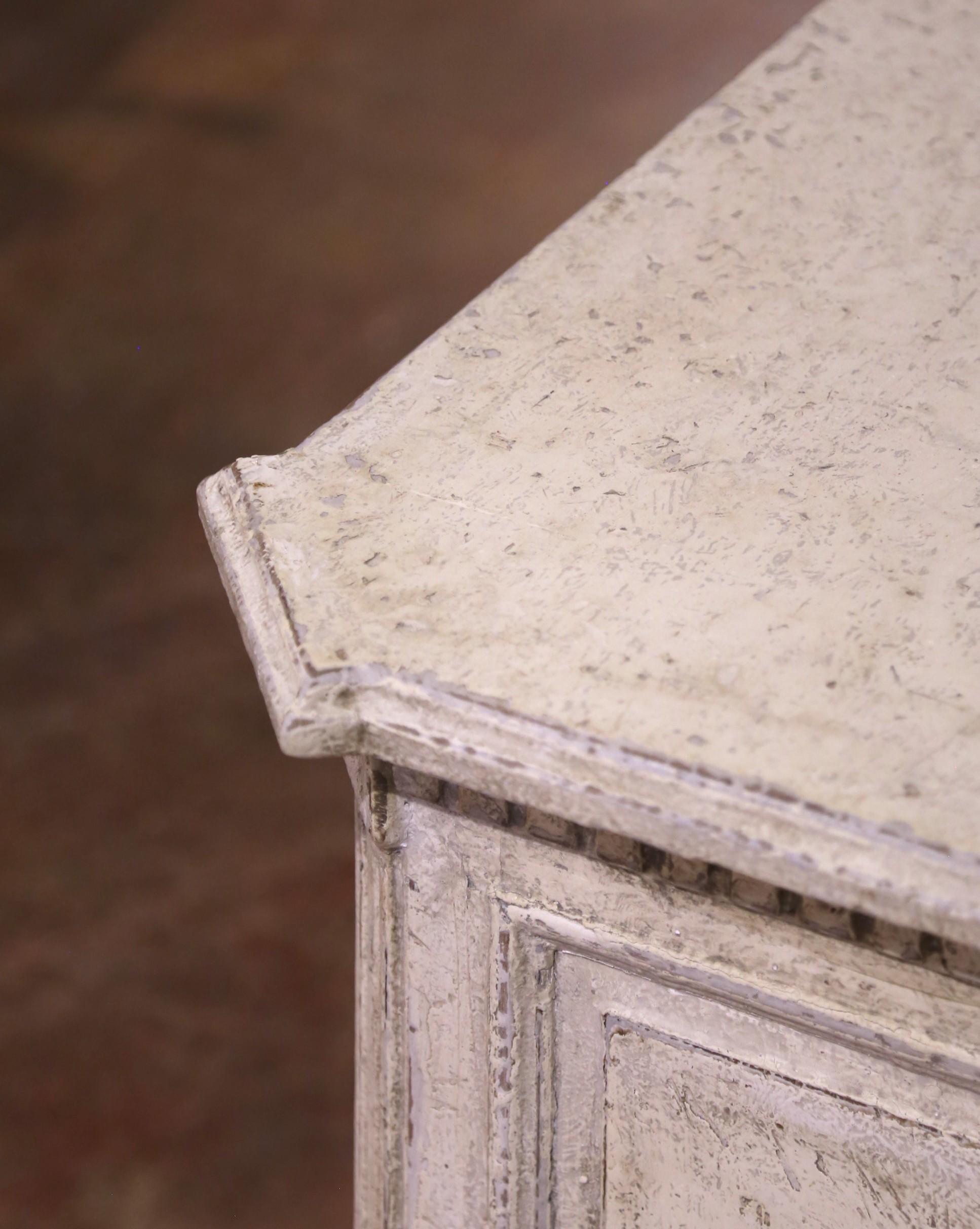 Buffet francese Luigi XVI del XIX secolo a due ante con quattro cassetti, intagliato e dipinto in vendita 7