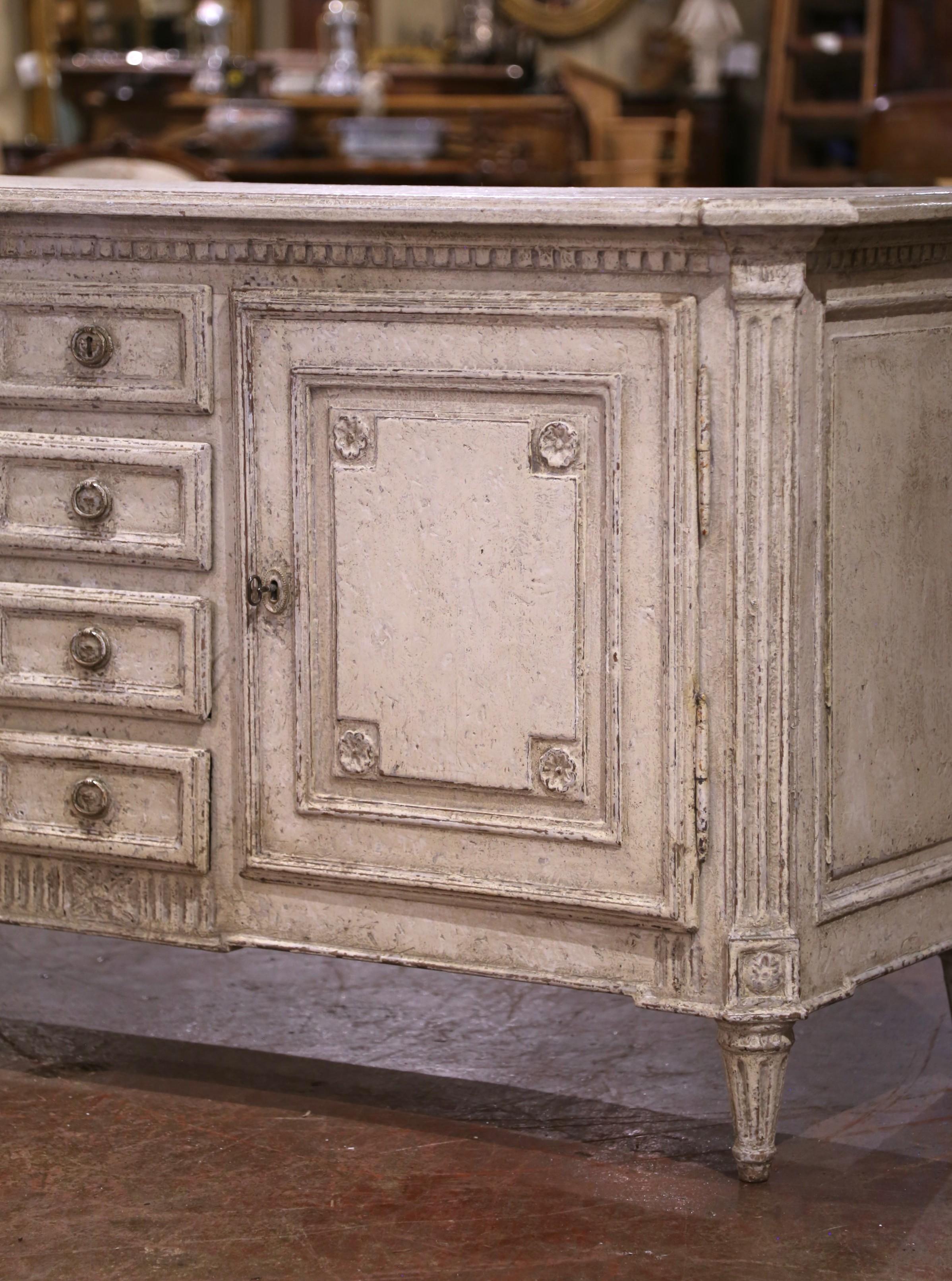 Buffet francese Luigi XVI del XIX secolo a due ante con quattro cassetti, intagliato e dipinto in vendita 1
