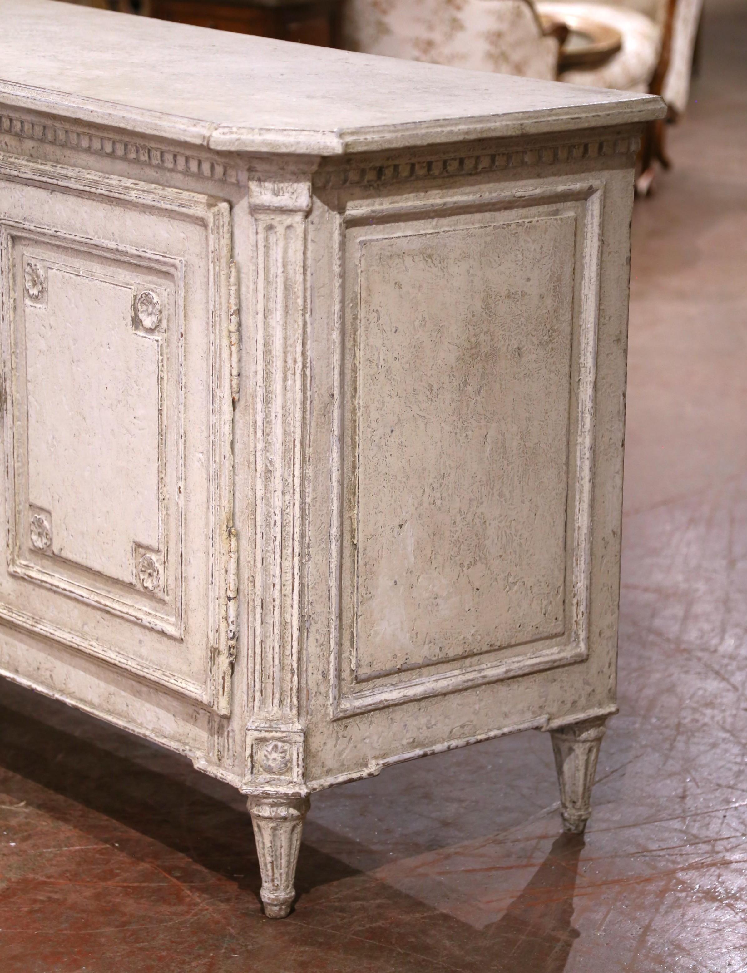 Buffet francese Luigi XVI del XIX secolo a due ante con quattro cassetti, intagliato e dipinto in vendita 2