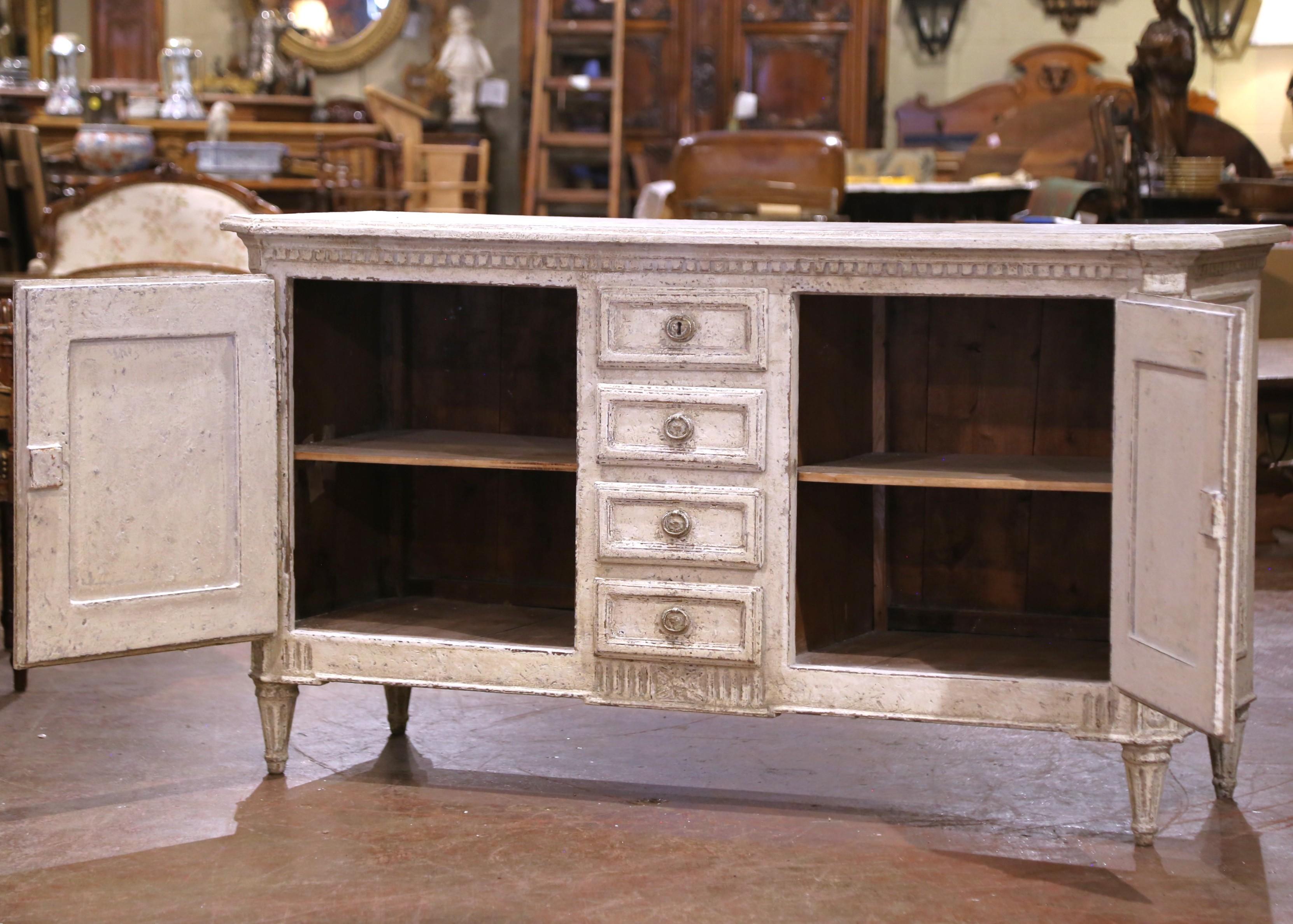 Buffet francese Luigi XVI del XIX secolo a due ante con quattro cassetti, intagliato e dipinto in vendita 3
