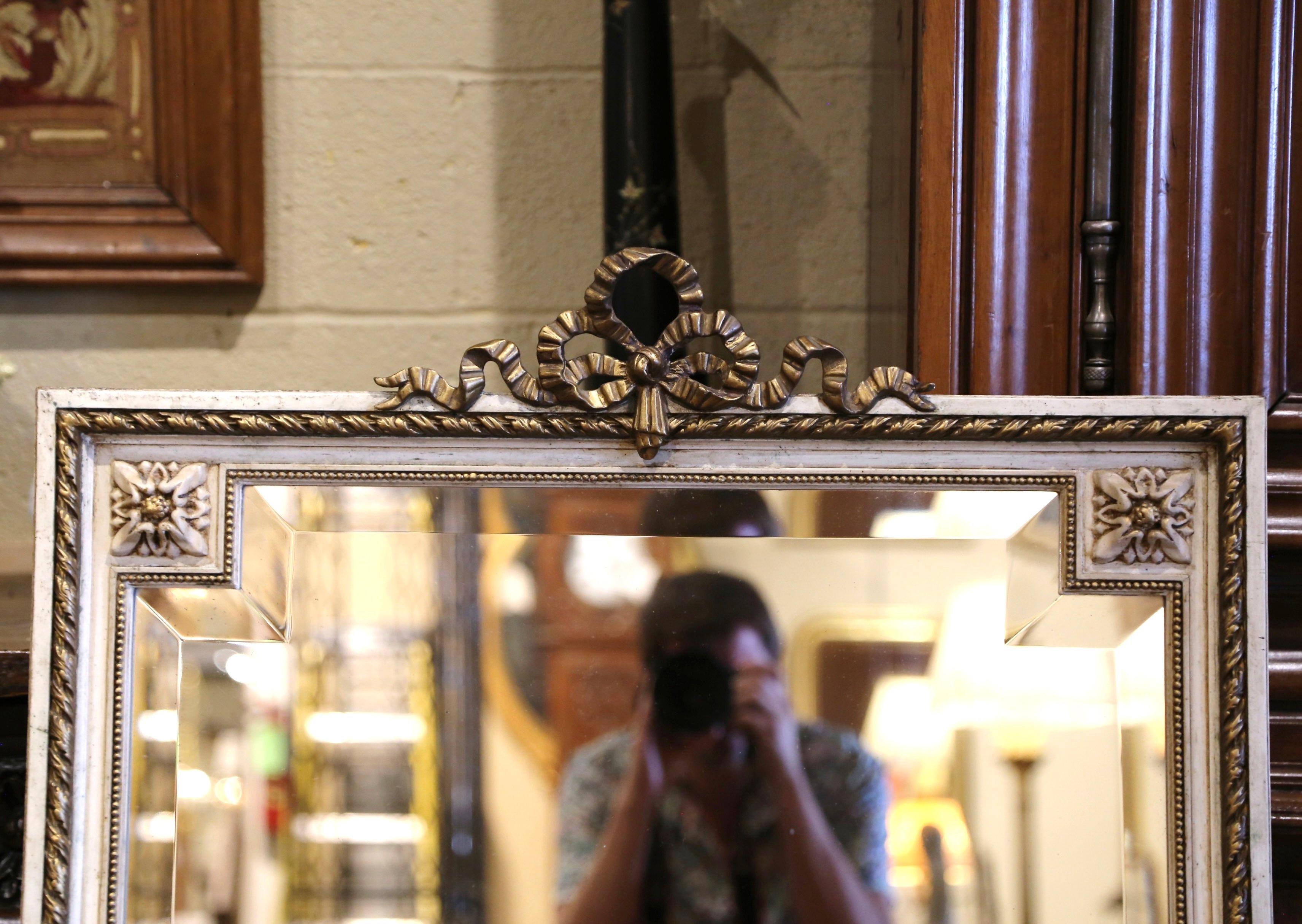 Français Miroir mural Louis XVI du 19ème siècle sculpté, doré et peint en deux tons, biseauté en vente