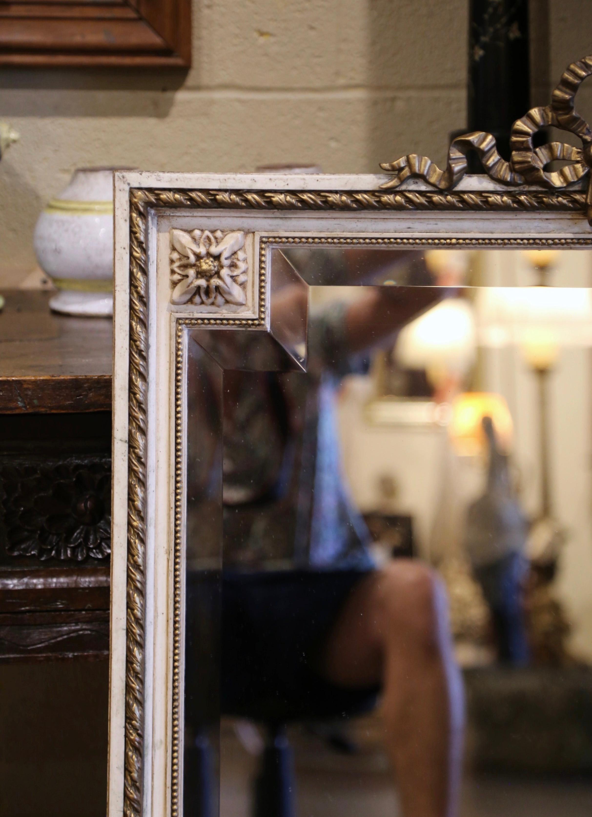 Biseauté Miroir mural Louis XVI du 19ème siècle sculpté, doré et peint en deux tons, biseauté en vente