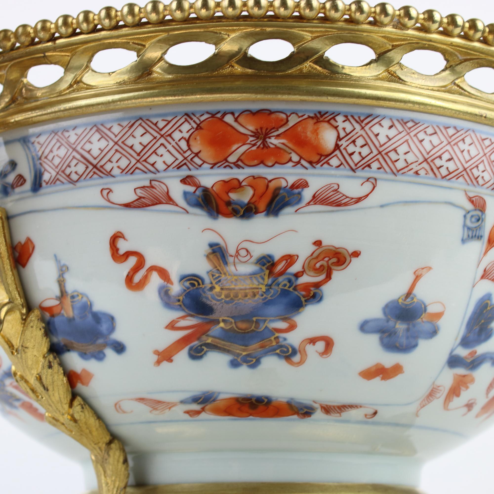 Bol décoratif français Louis XVI du 19ème siècle en porcelaine Imari et bronze doré à poser ou suspendre en vente 3