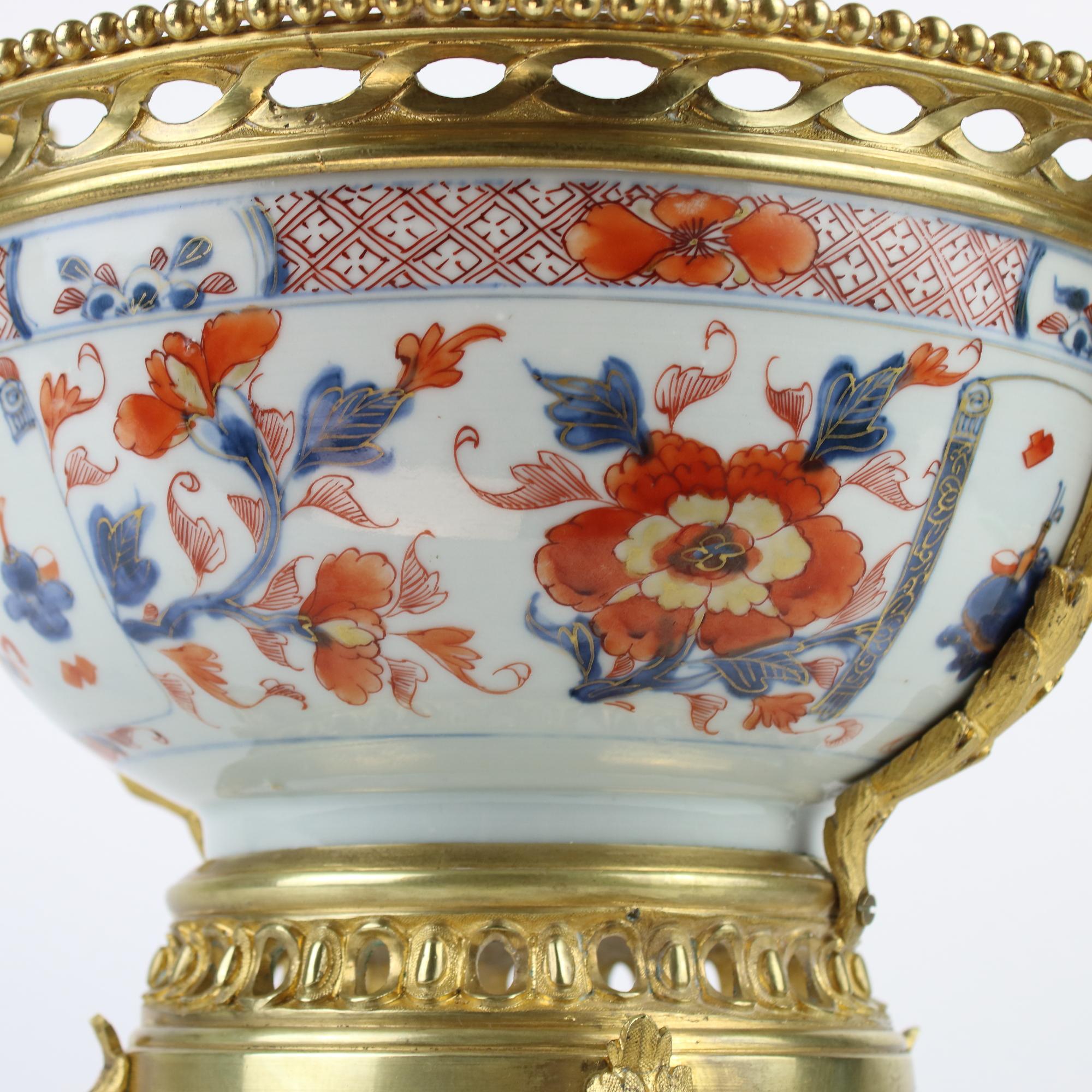 Bol décoratif français Louis XVI du 19ème siècle en porcelaine Imari et bronze doré à poser ou suspendre en vente 4