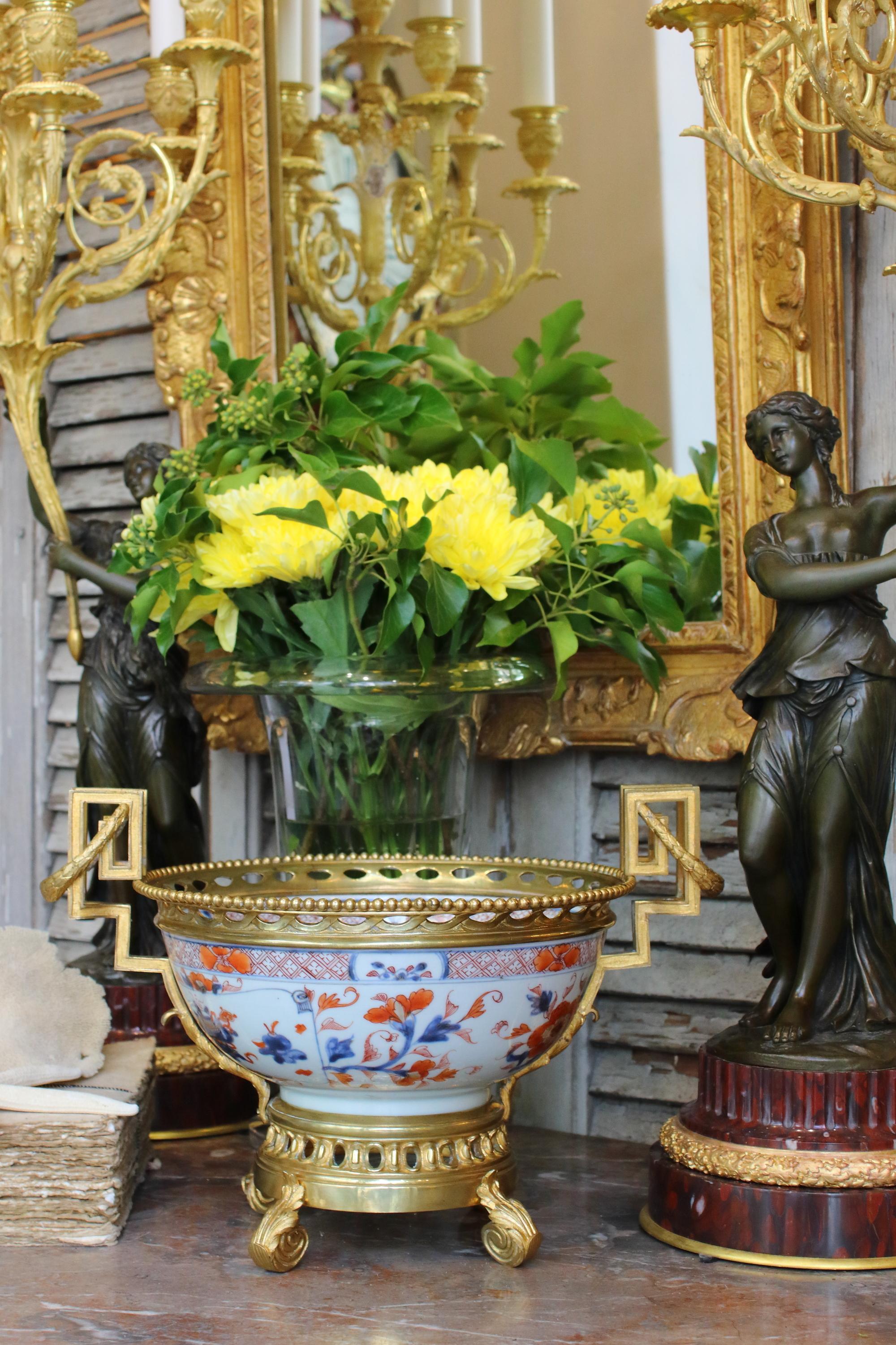 Bol décoratif français Louis XVI du 19ème siècle en porcelaine Imari et bronze doré à poser ou suspendre en vente 7