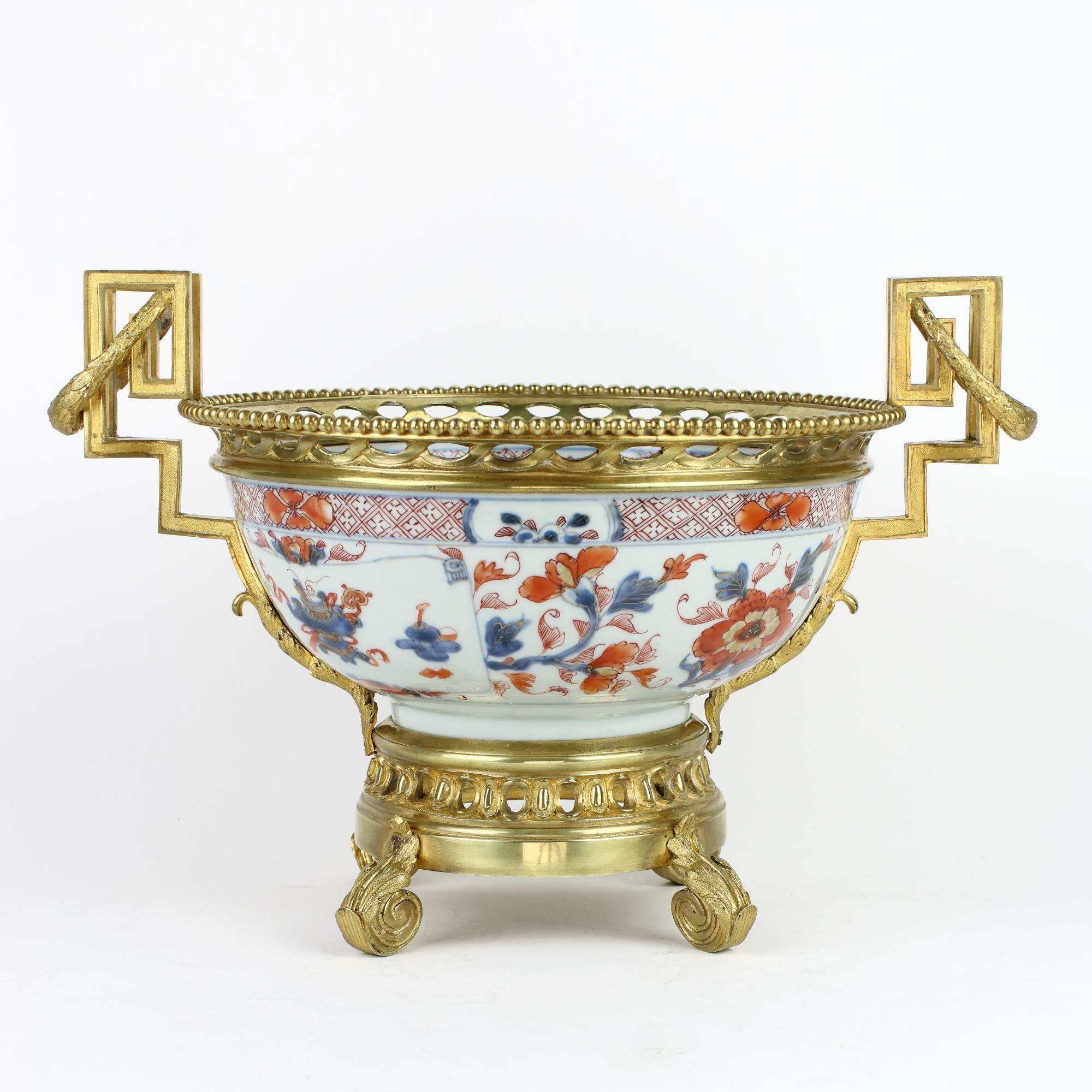 Français Bol décoratif français Louis XVI du 19ème siècle en porcelaine Imari et bronze doré à poser ou suspendre en vente