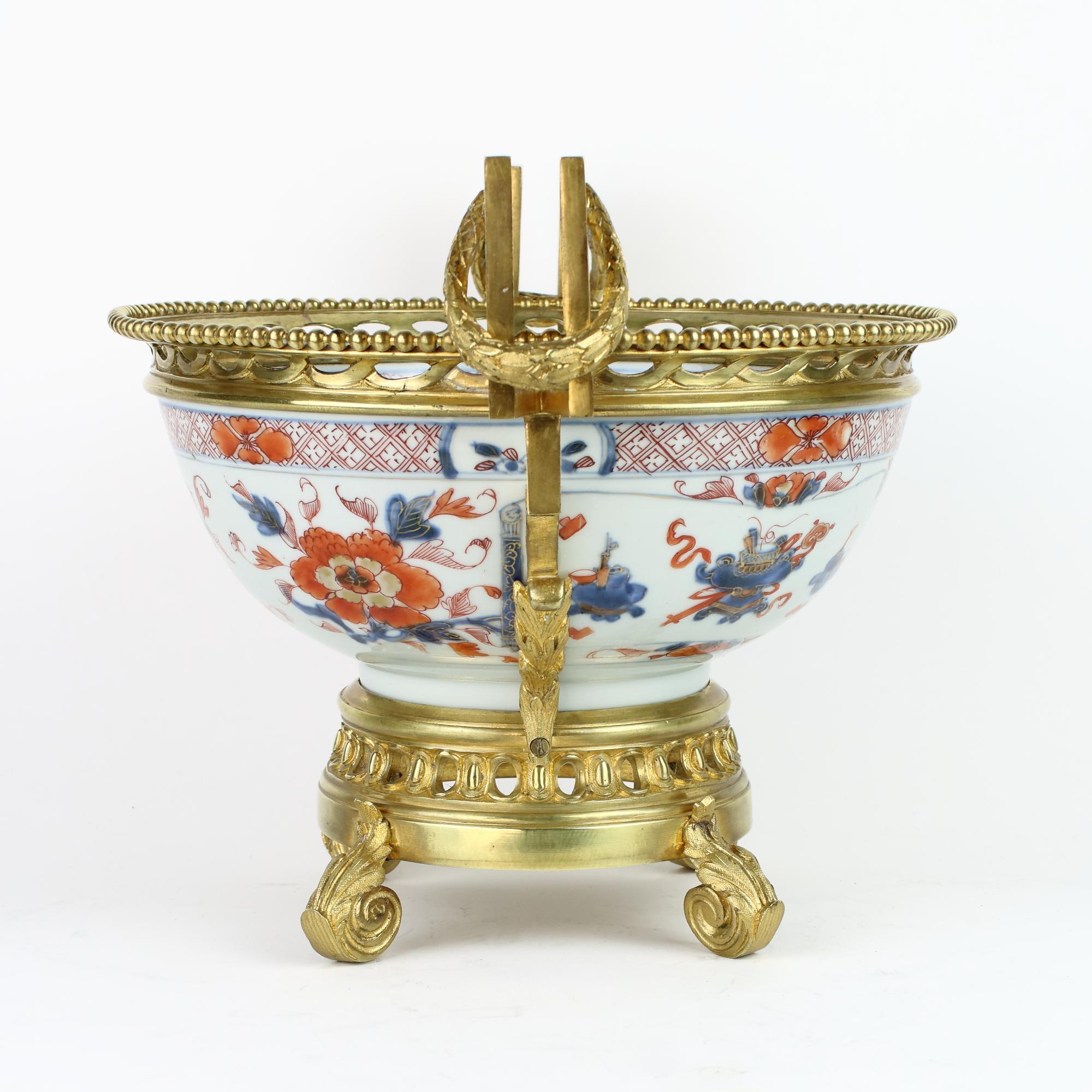 Peint Bol décoratif français Louis XVI du 19ème siècle en porcelaine Imari et bronze doré à poser ou suspendre en vente
