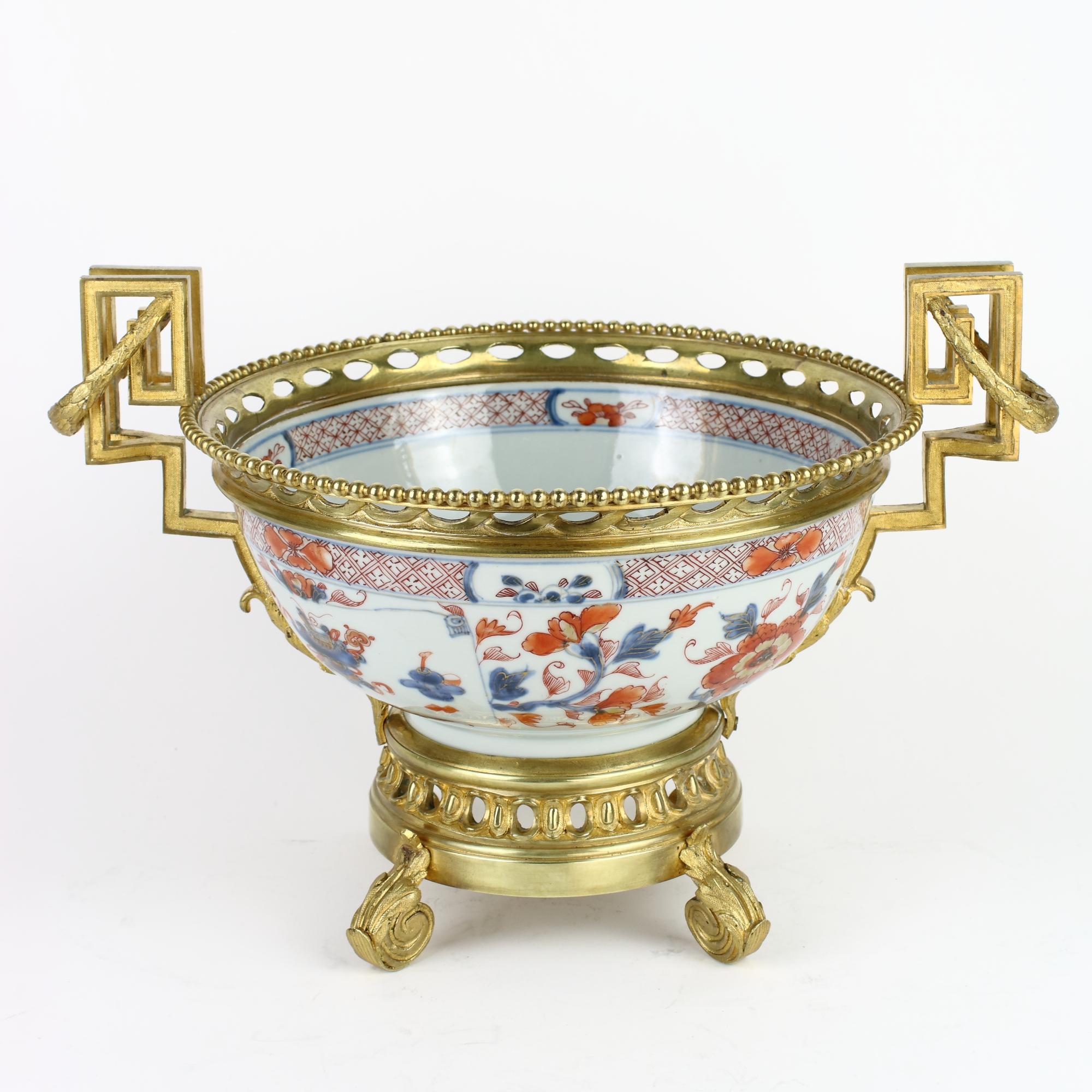 XIXe siècle Bol décoratif français Louis XVI du 19ème siècle en porcelaine Imari et bronze doré à poser ou suspendre en vente