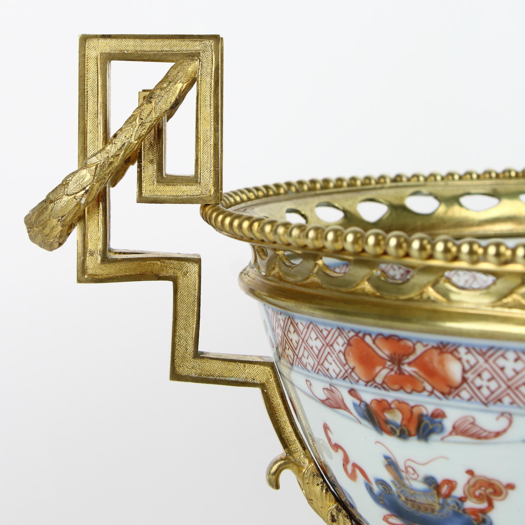 Bol décoratif français Louis XVI du 19ème siècle en porcelaine Imari et bronze doré à poser ou suspendre en vente 1