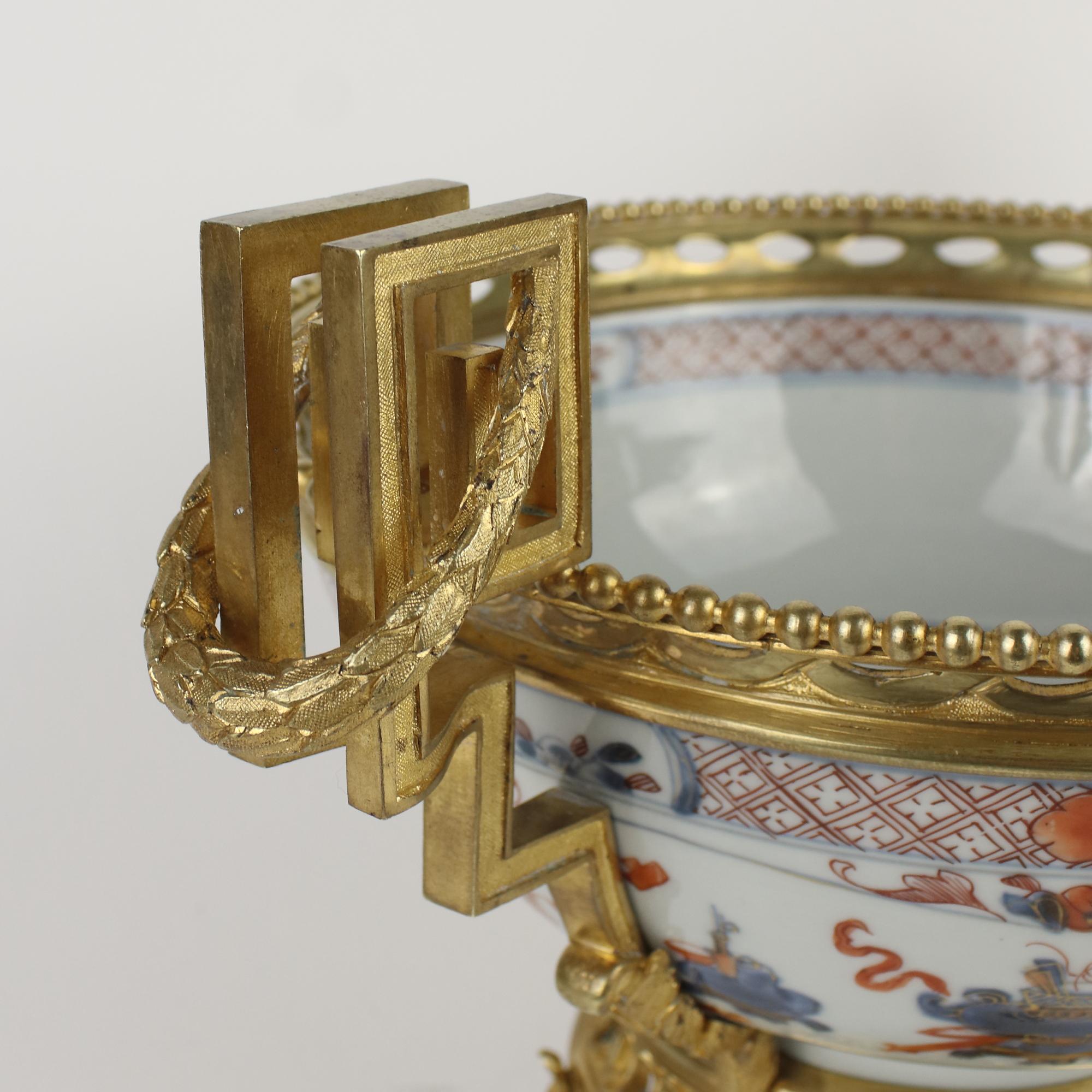 Bol décoratif français Louis XVI du 19ème siècle en porcelaine Imari et bronze doré à poser ou suspendre en vente 2